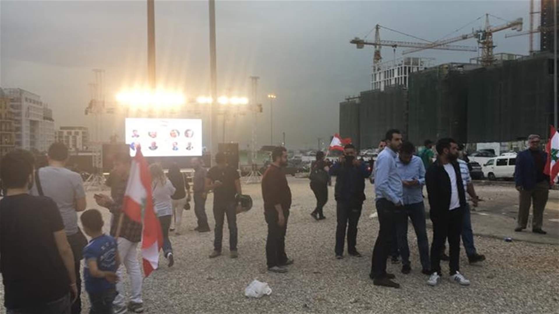 مجموعات من الحراك المدني بدأت بالتوافد إلى ساحة الشهداء