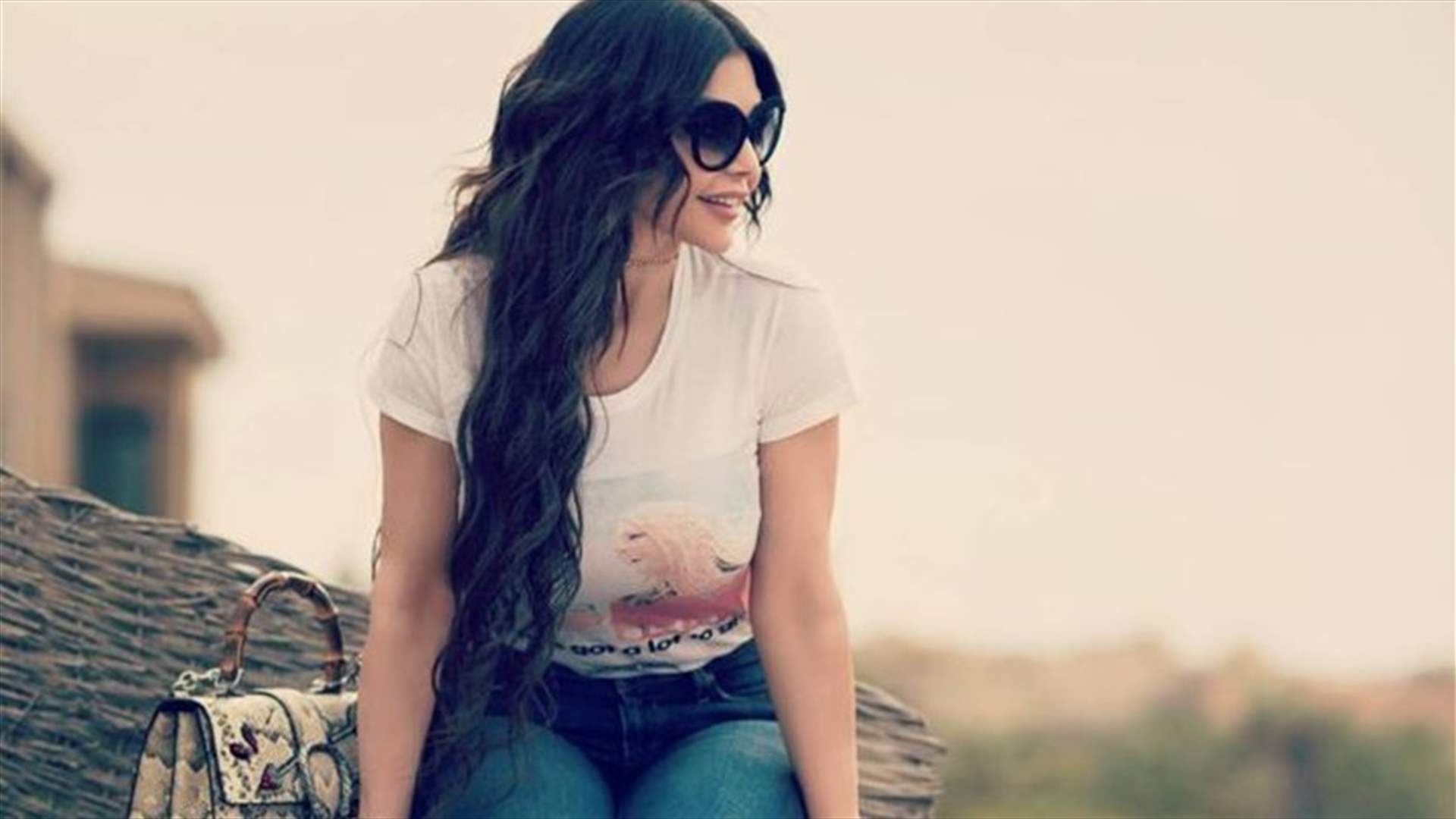 هيفا وهبي تتّبع آخر صيحات الموضة... وهذا هو ثمن حذائها وحقيبتها