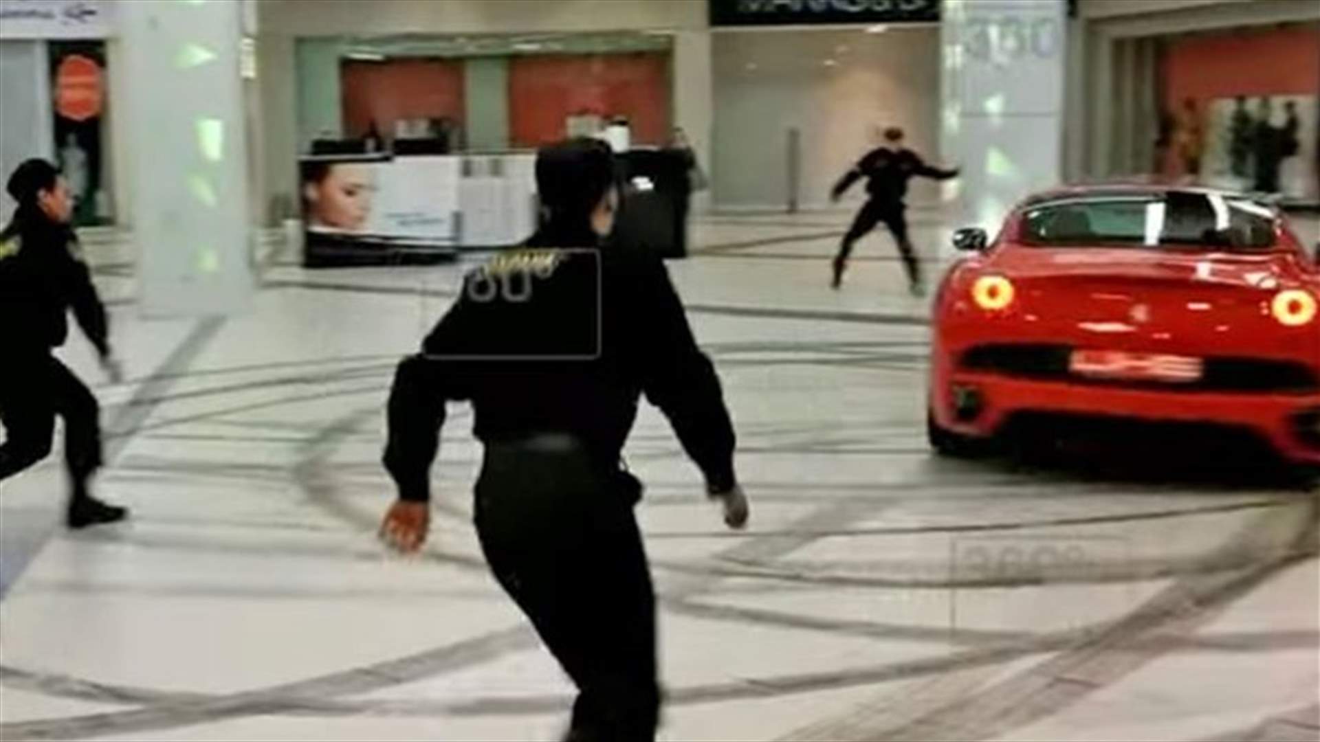 بالفيديو: سائق فيراري متهور اقتحم مركز تسوّق... إليكم ماذا فعل!