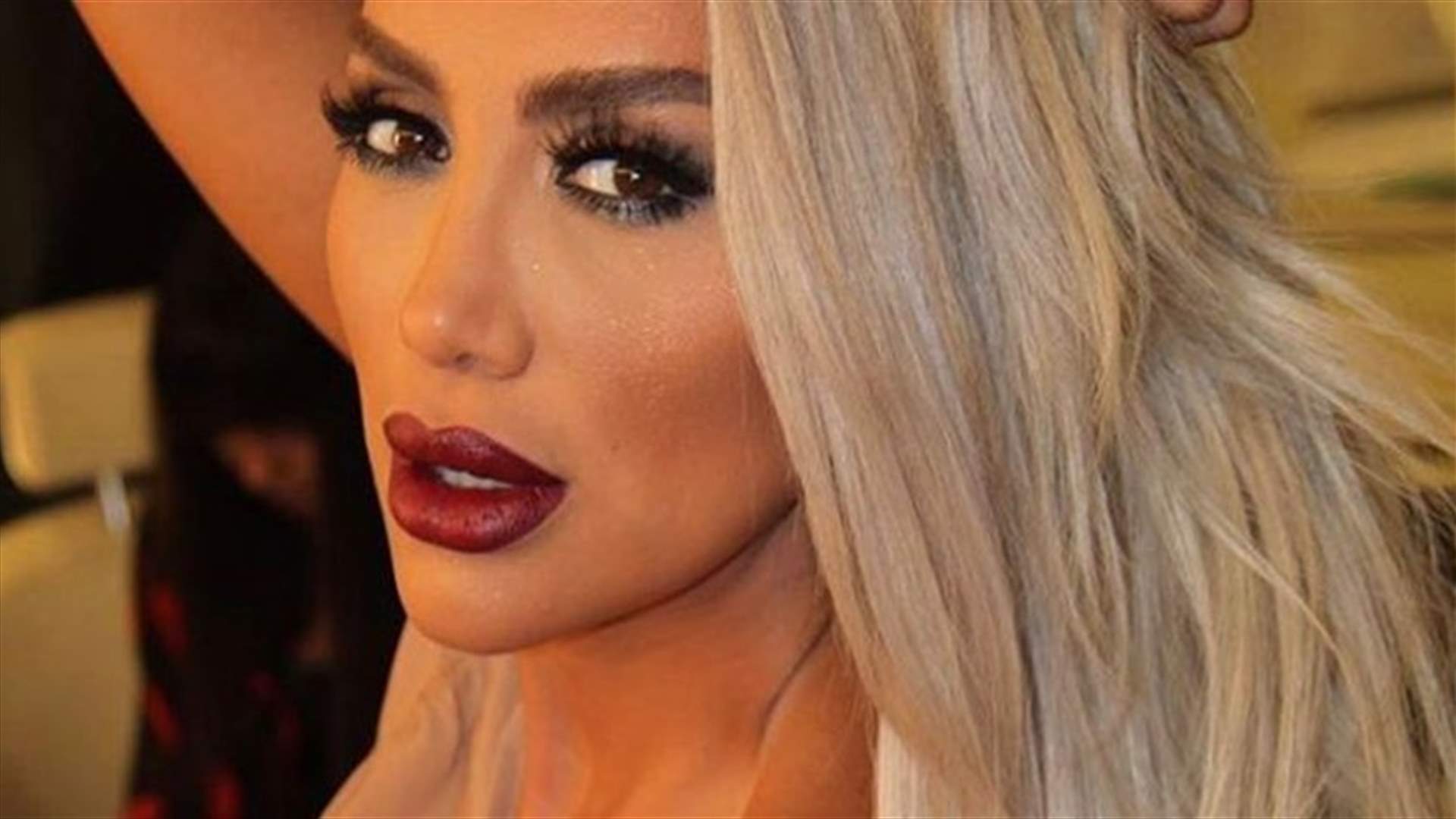 بالصور: مايا دياب عاجزة عن الحراك بسبب فستانها الضيّق!