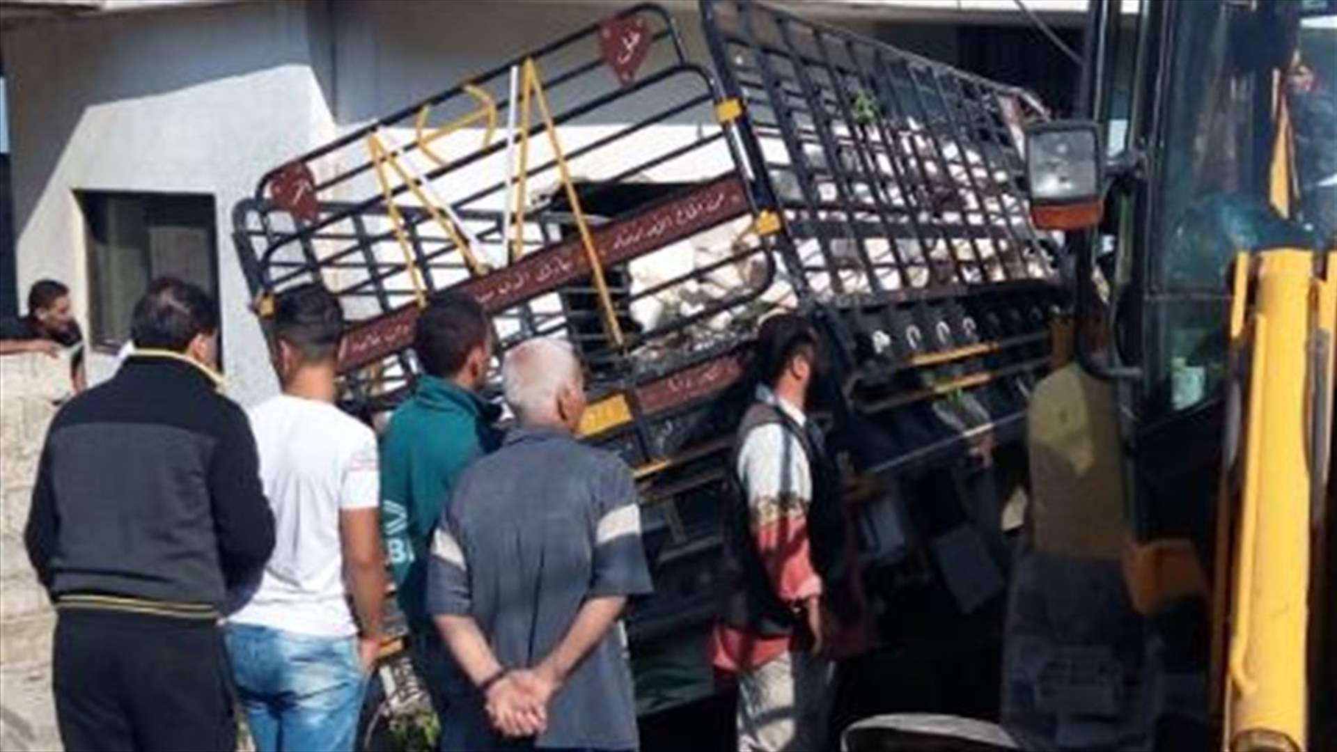 بالصور- جرحى في حادث سير على طريق عام ببنين