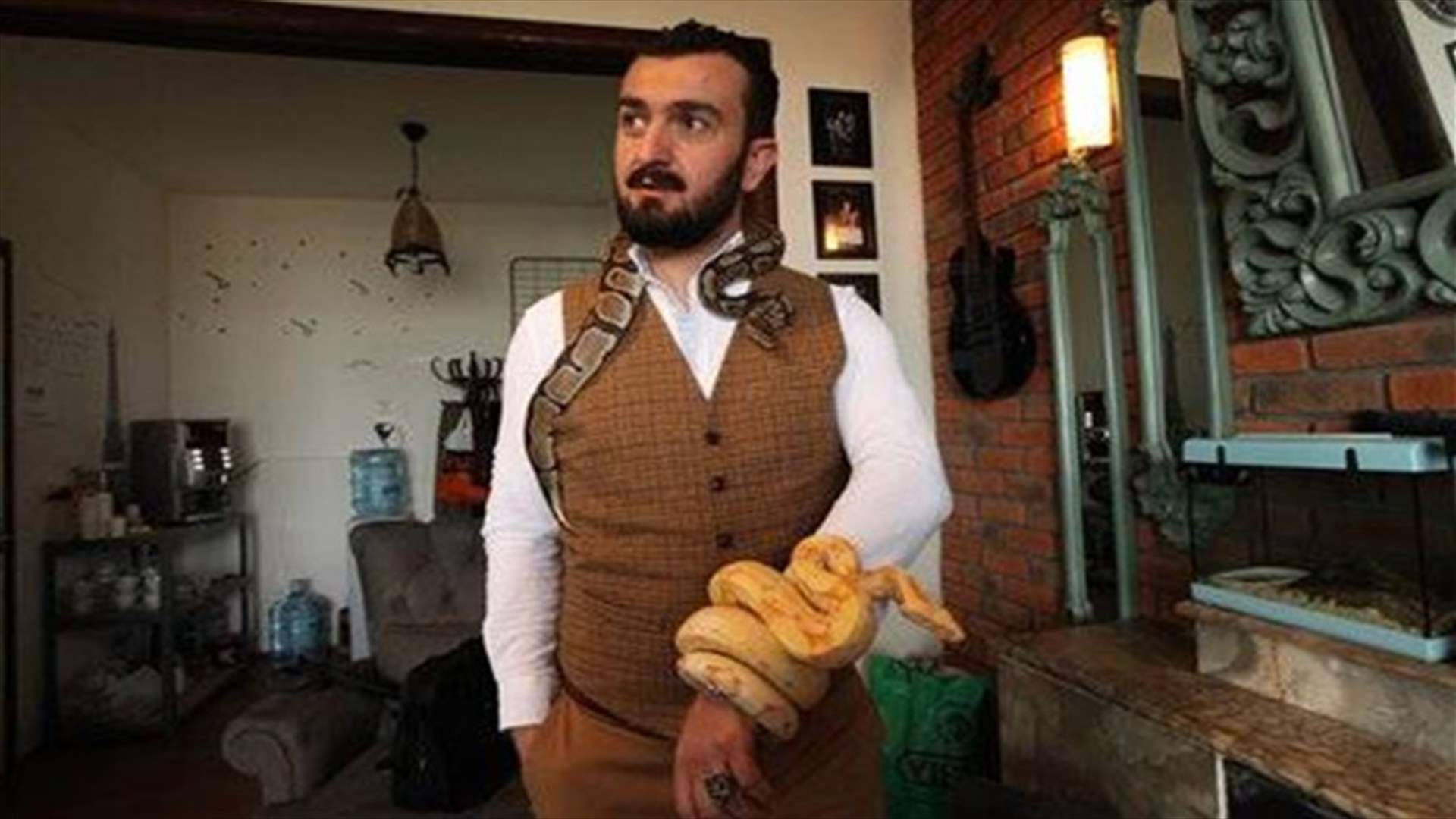 بالصور - يعيش جنباً الى جنب مع الأفاعي والعناكب السامة