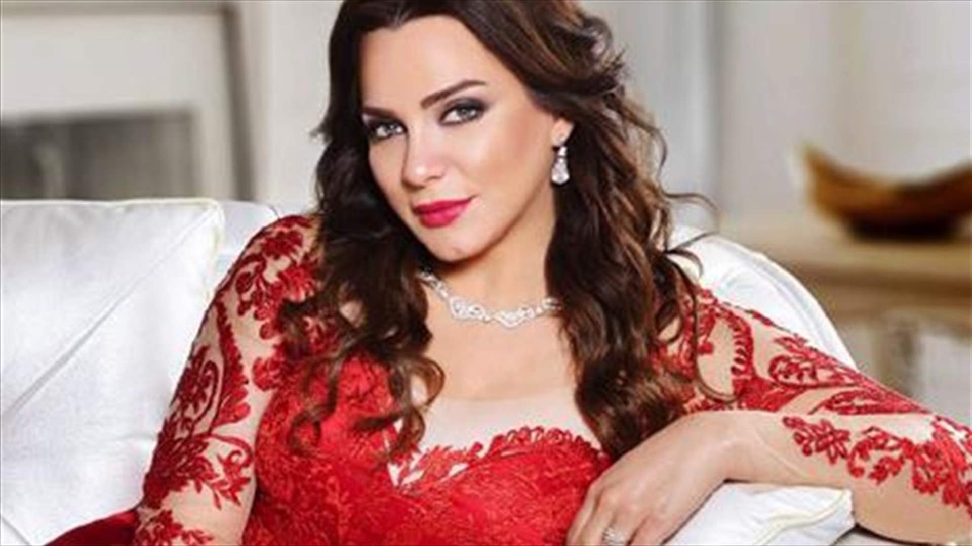 سلاف فواخرجي تردّ على خبر انفصالها عن زوجها بصورةٍ واحدة!
