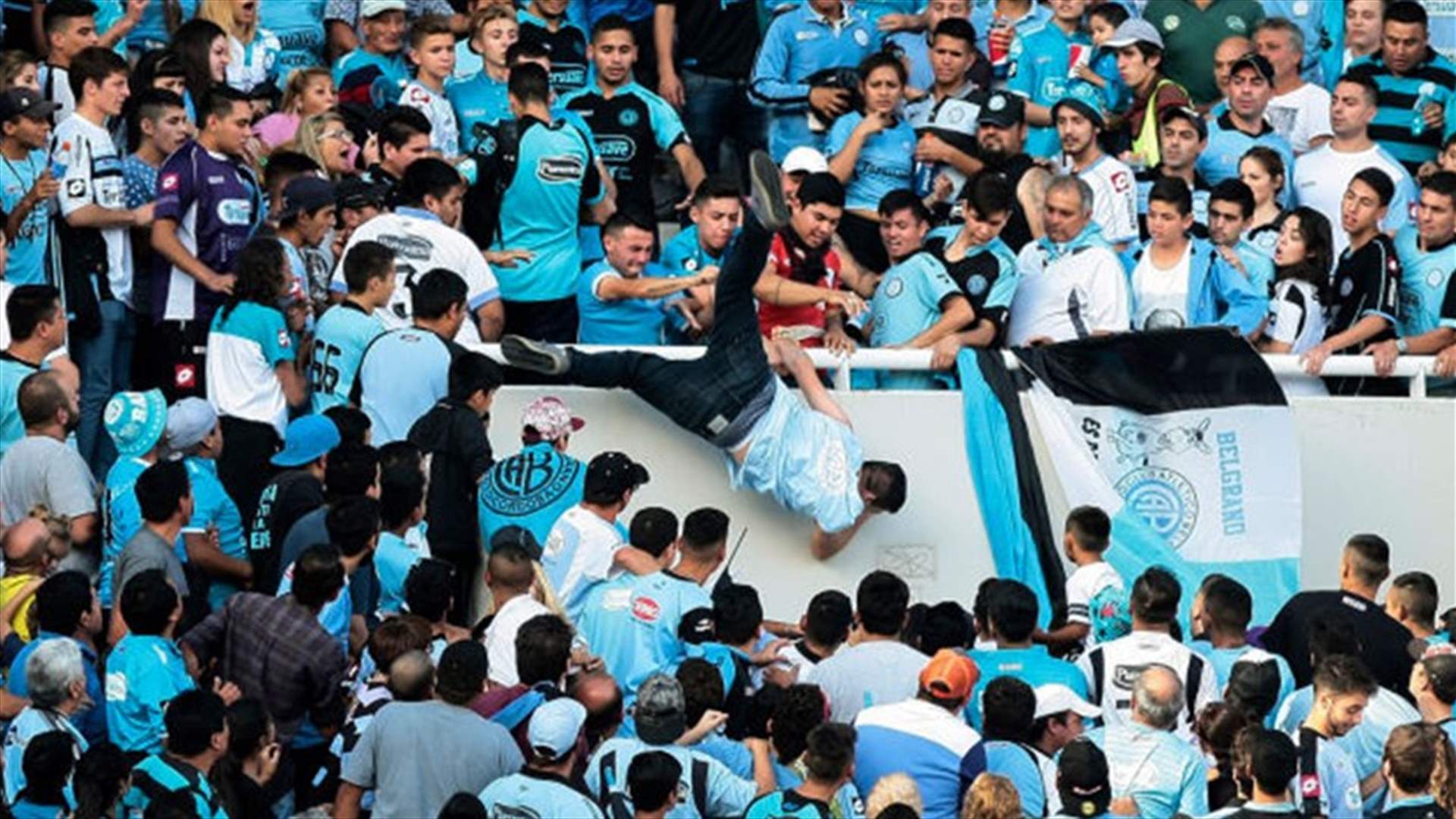 بالفيديو: وفاة مشجع كرة قدم أرجنتيني بعد رميه من المدرجات!