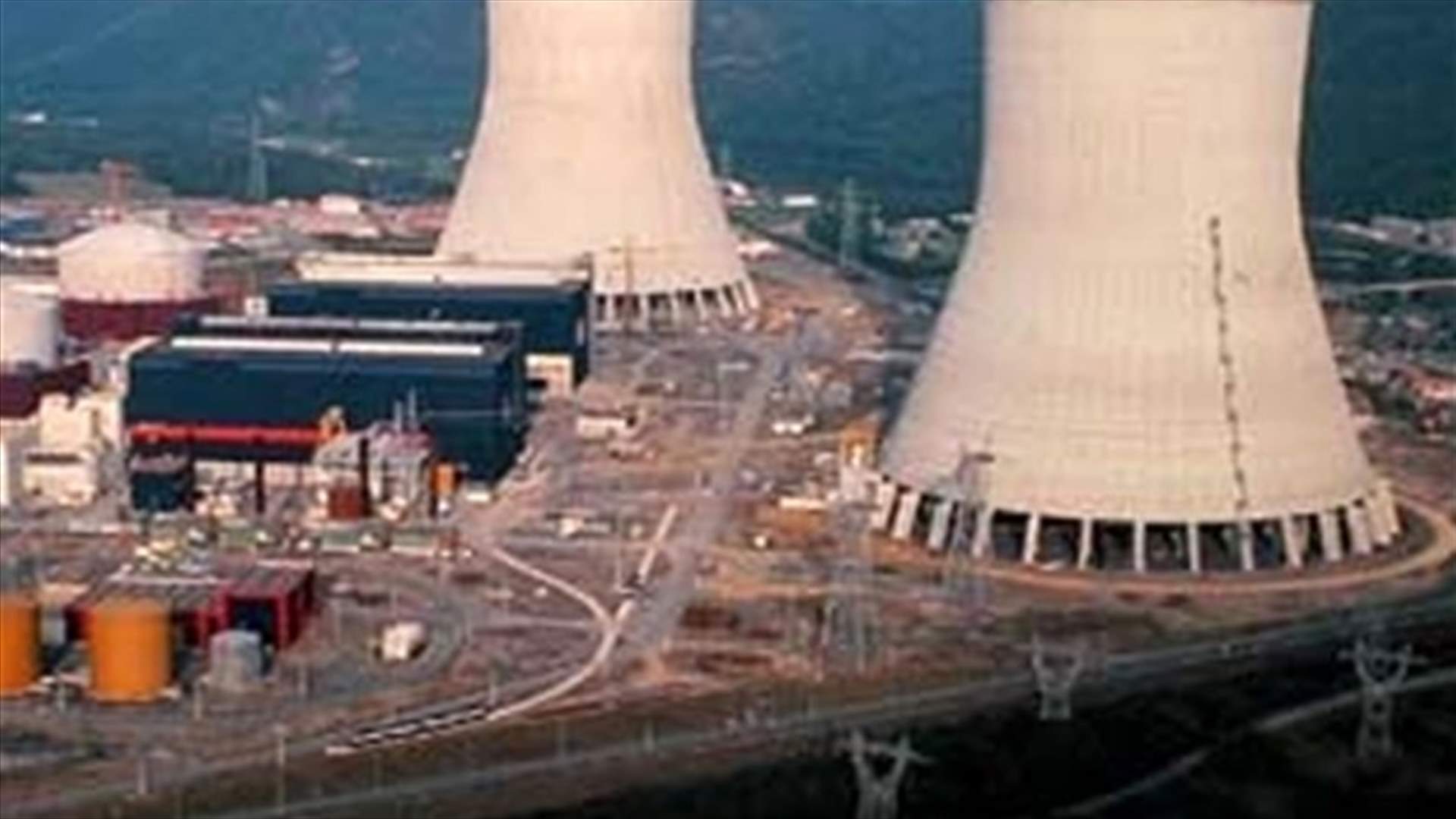 مراقبون يرصدون عمال موقع للتجارب النووية في كوريا الشمالية يلعبون الكرة الطائرة
