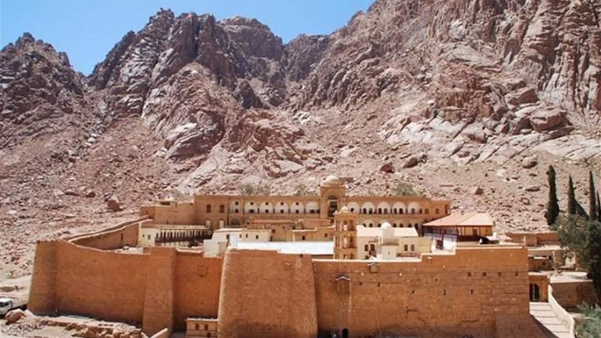 الشرطة المصرية تقتل مسلحا يشتبه بضلوعه في هجوم قرب دير سانت كترين