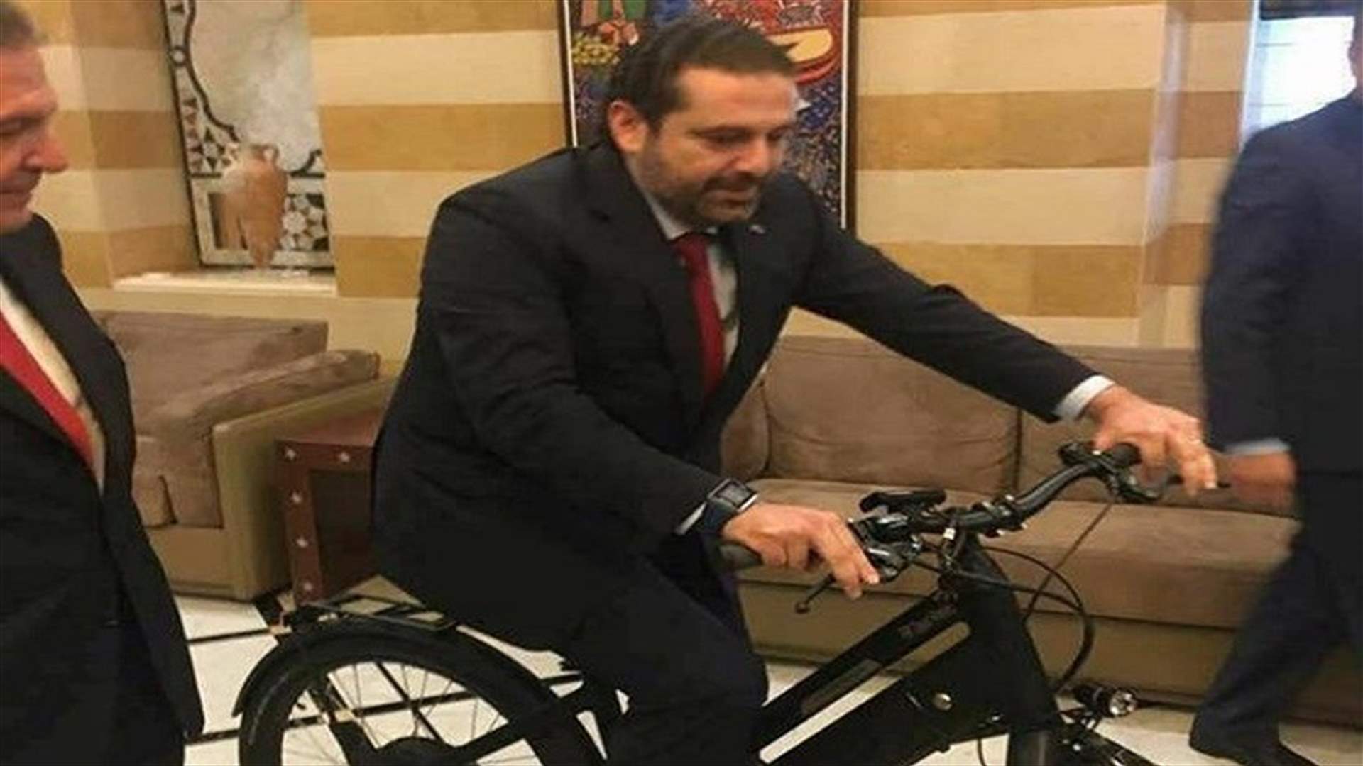 بالصورة- الحريري يركب دراجته الهوائية...داخل السراي