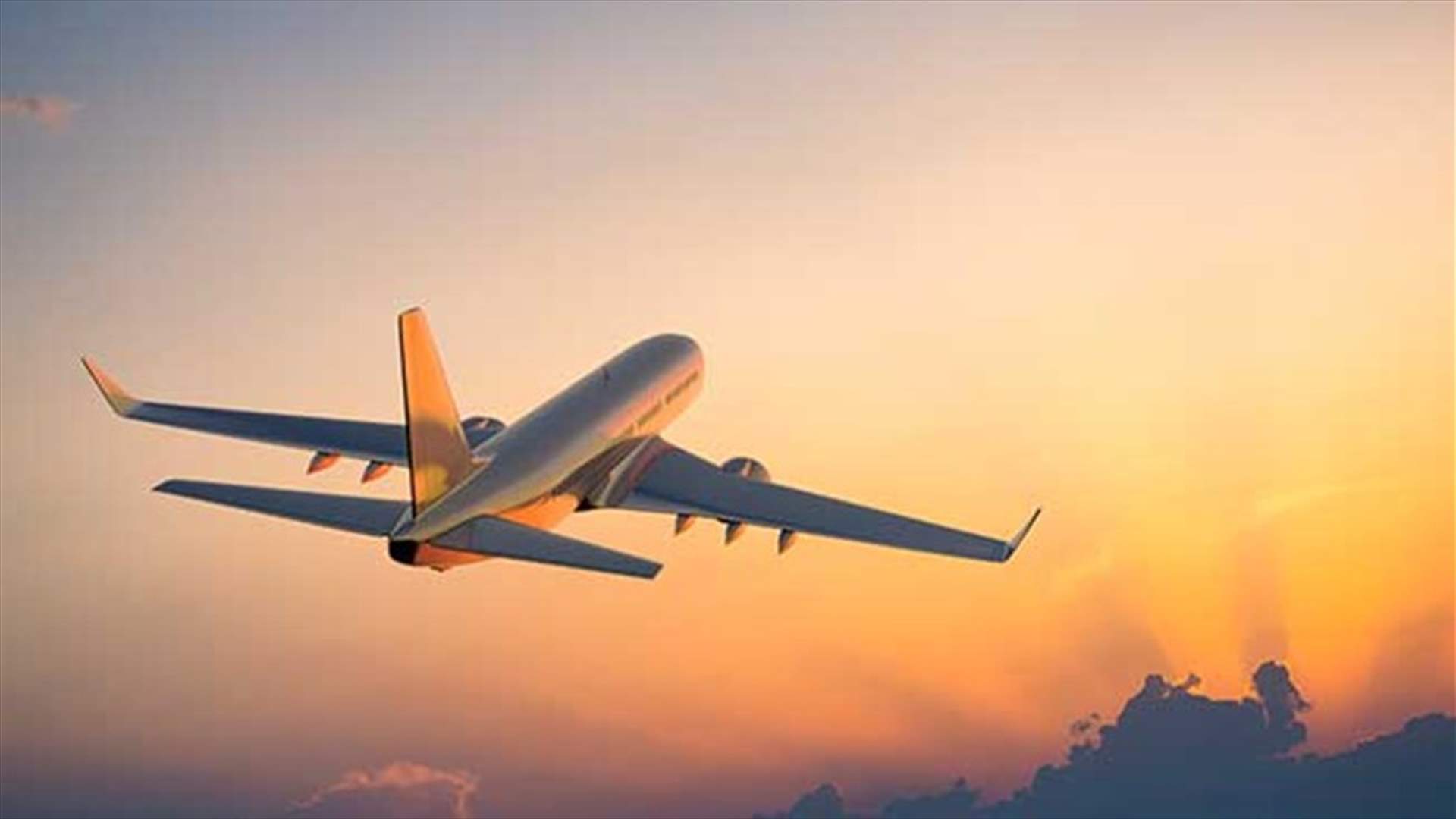 بالفيديو- مسافرون يعيشون لحظات مرعبة بعد اشتعال محرّك الطائرة!