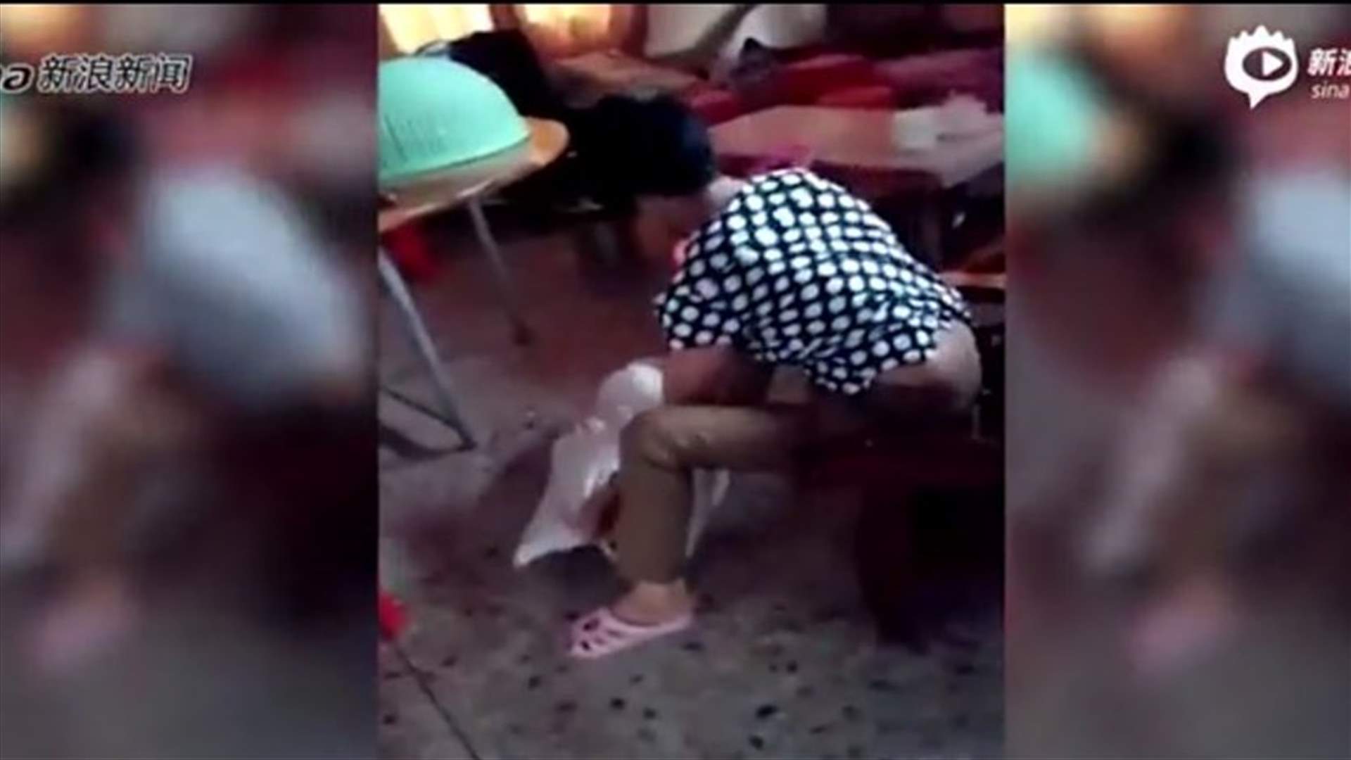 لقطات صادمة... طفلة تتعرّض لأسوأ معاملة من جدّتها!