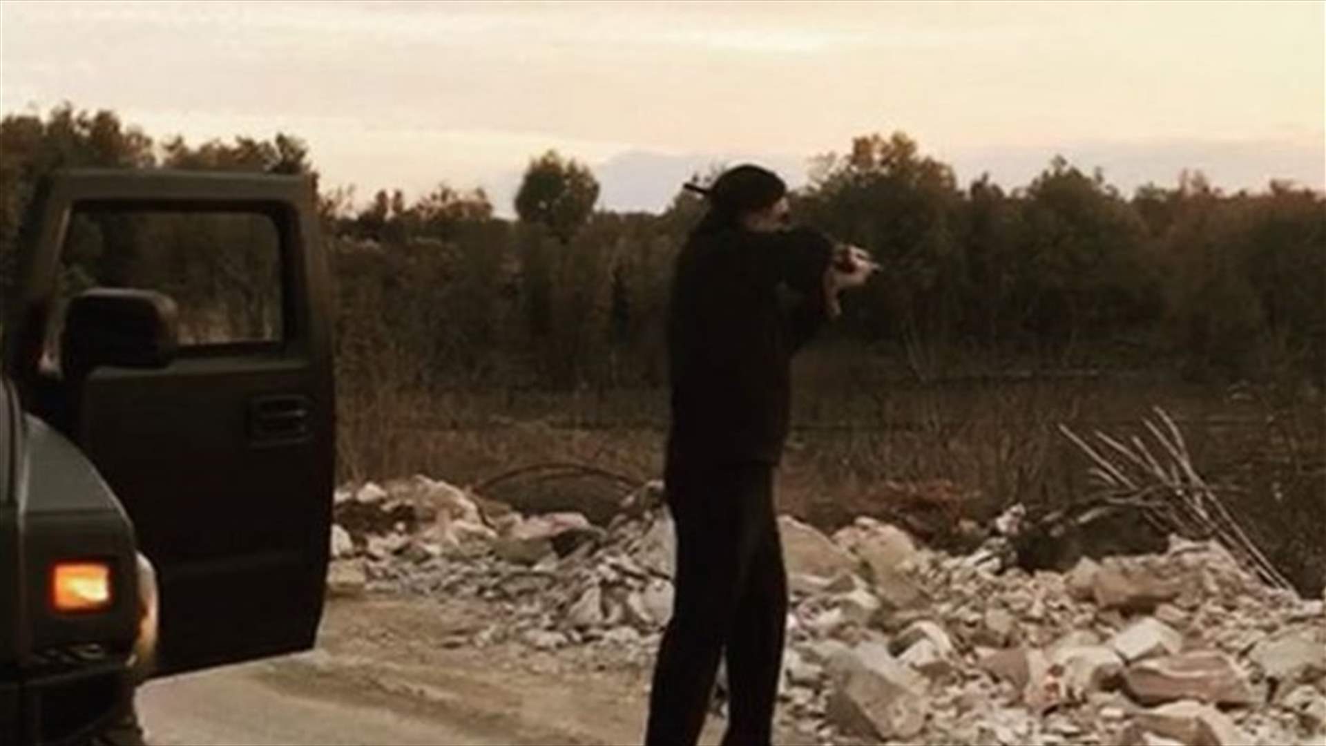بالفيديو.. فارس كرم يطلق النار: "بحطّ بقلبه رصاصة"