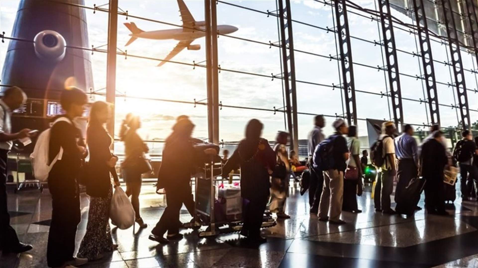 بالفيديو- شجار بين زوجين على باب الطائرة... كيف انتهى؟