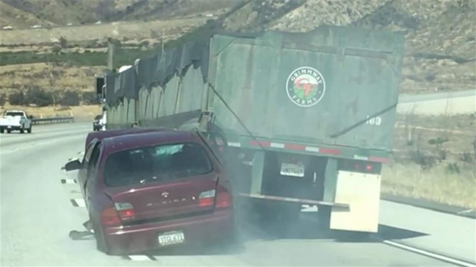 بالفيديو - مشهد مخيف...شاحنة تجر سيارة وسائقها يناشد المارة لانقاذه