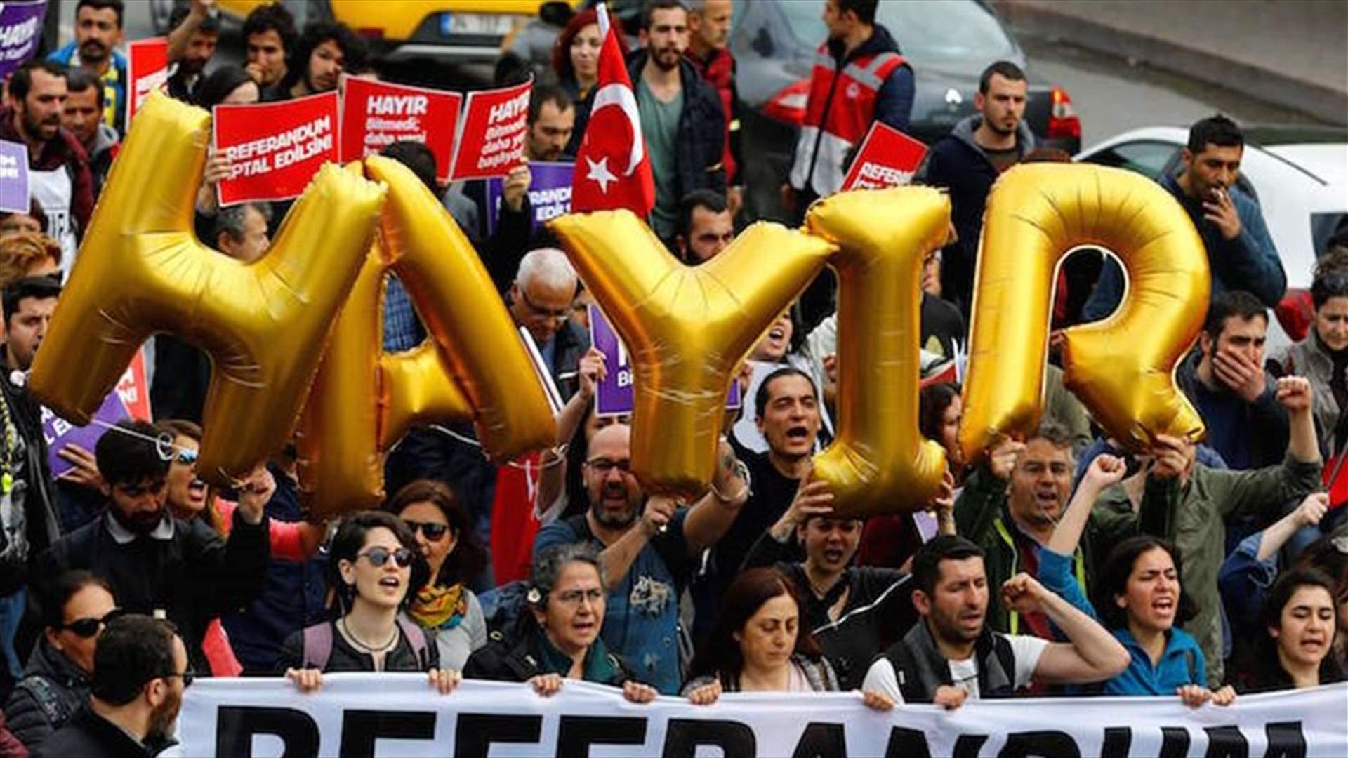 تظاهرة في اسطنبول احتجاجاً على النتائج المعلنة للاستفتاء في تركيا