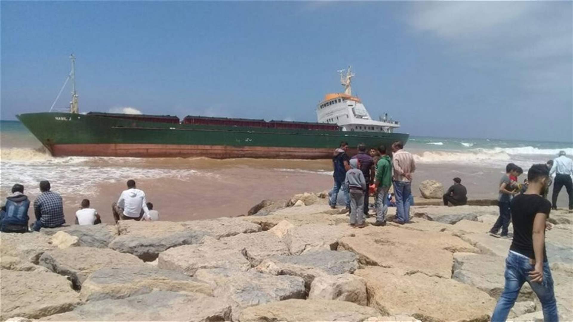 الباخرة في صيدا...لا تزال عالقة