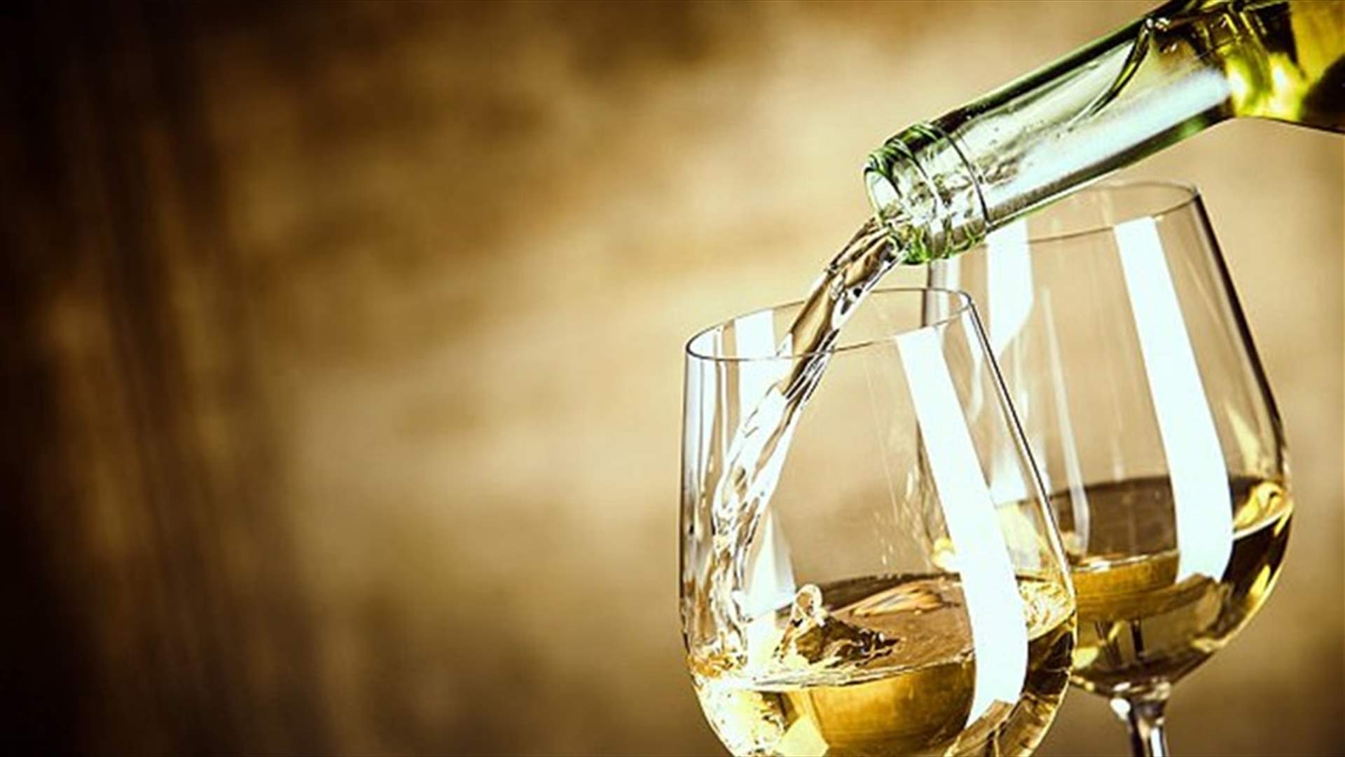 أيتها السيدات... إحذرن استهلاك النبيذ الأبيض!