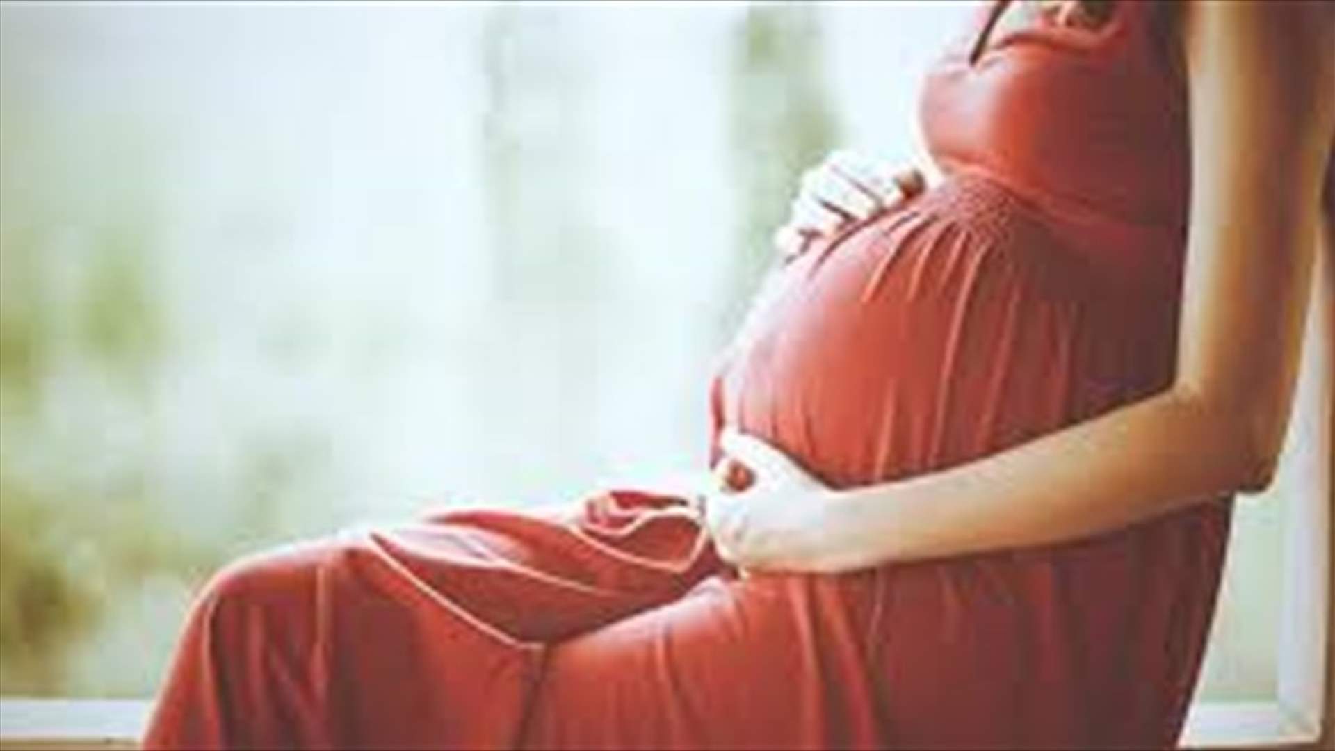 فيديو من داخل غرفة العمليات يغزو الانترنت... جنين يدفع بنفسه إلى خارج رحم والدته