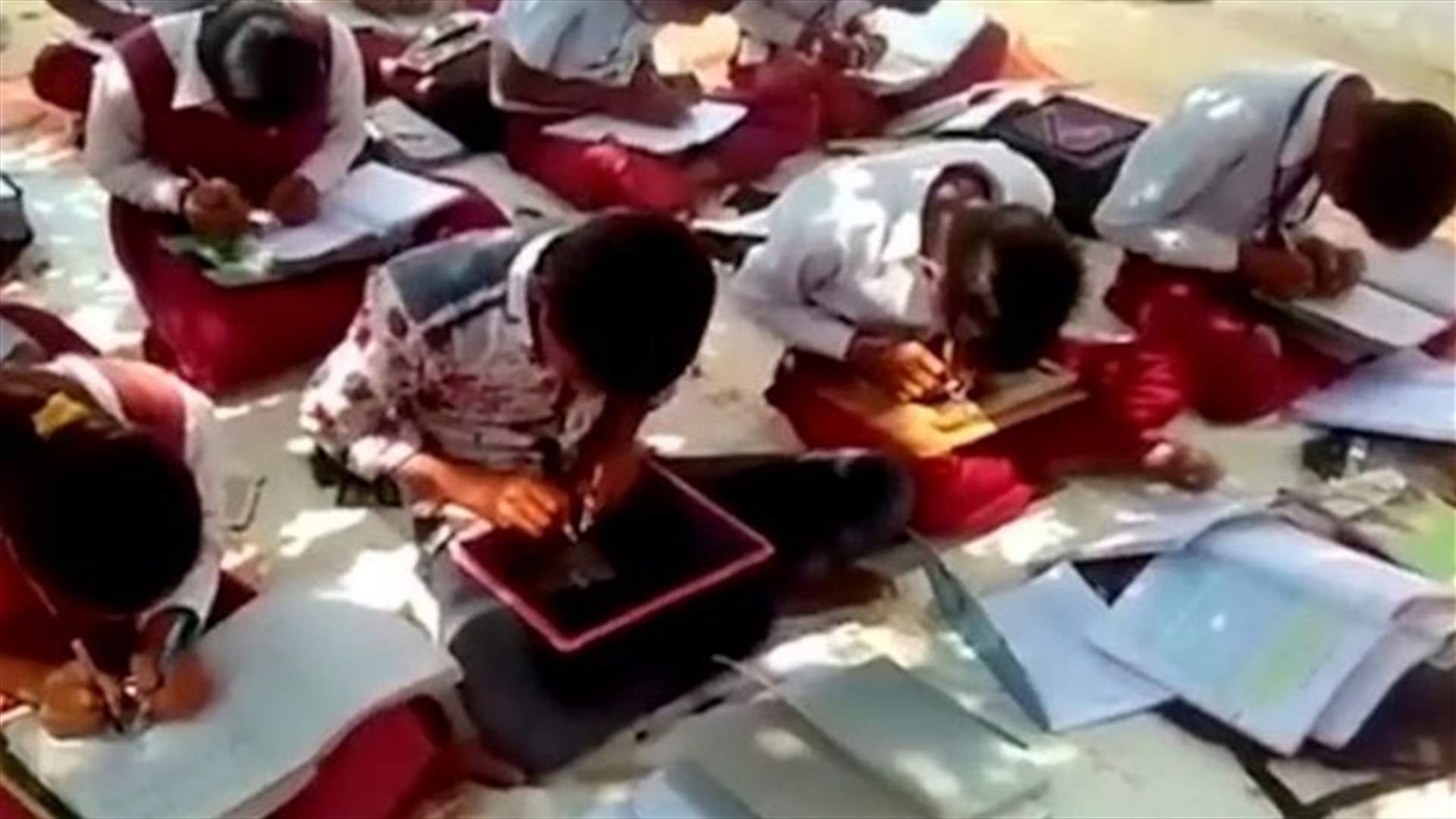 بالفيديو- تلاميذ في الهند يتمتّعون بمهارة فريدة... الكتابة بكلتا اليدين!