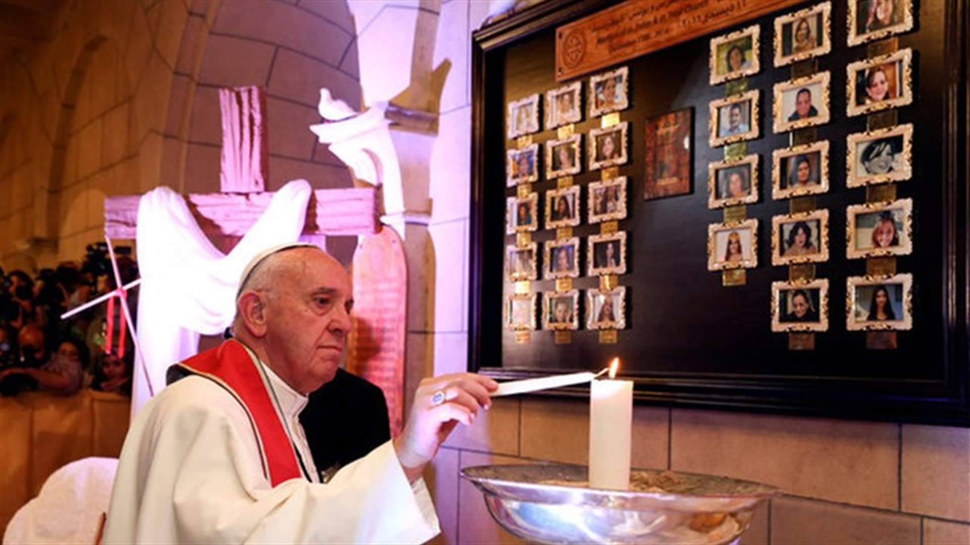 البابا داخل الكنيسة البطرسية التي فجرها داعش