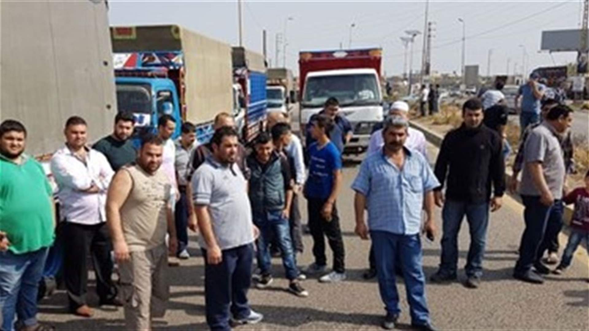 Truck drivers protest against Syrian competition in Akkar