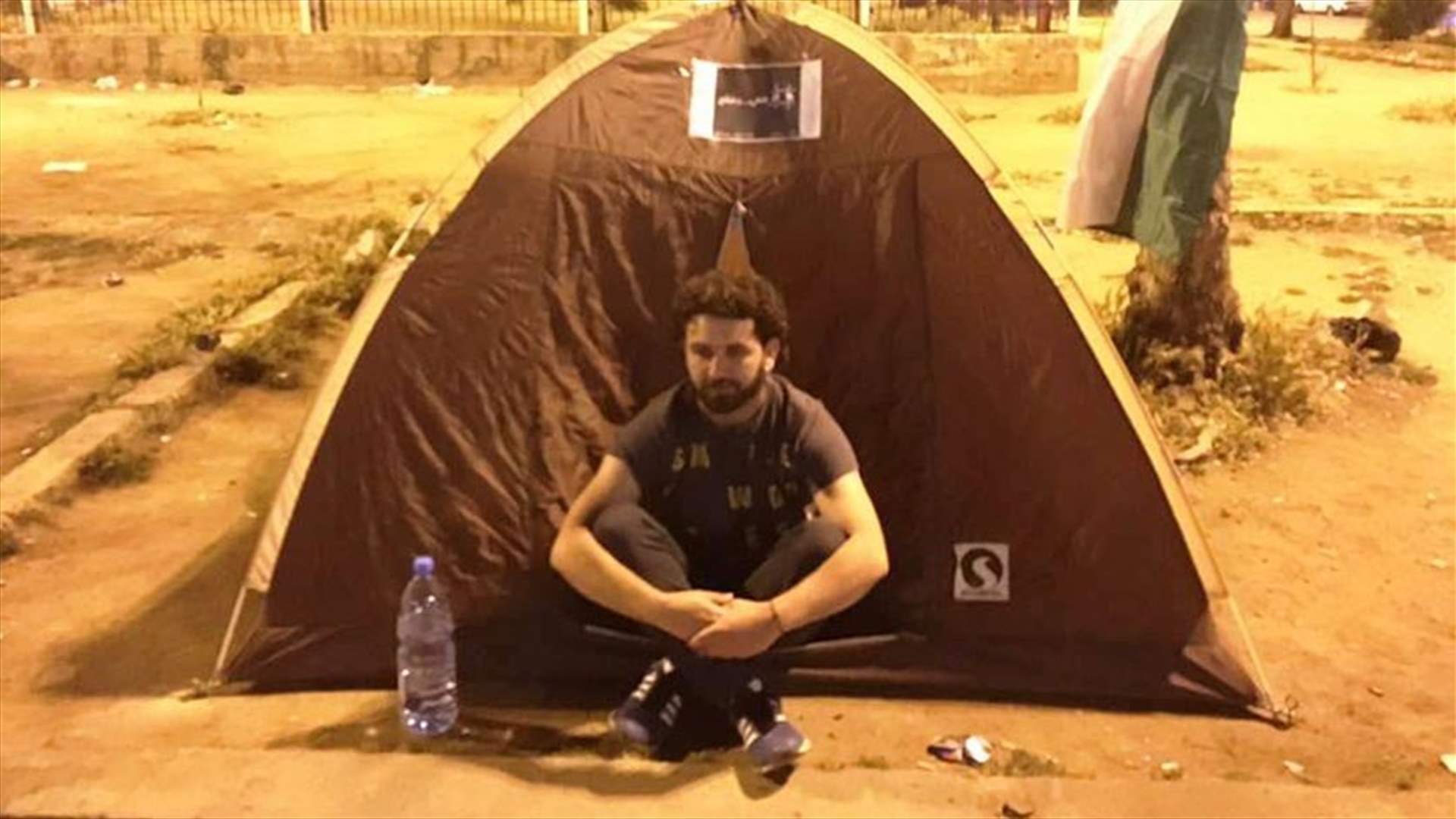 بالصورة - الناشط جهاد جنيد ينصب &quot;خيمة تضامن&quot; مع الأسرى الفلسطينيين في طرابلس