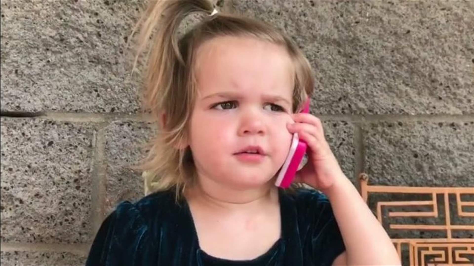 بالفيديو- شاهدوا طفلة تنهي علاقتها مع صديقها "الخائن"
