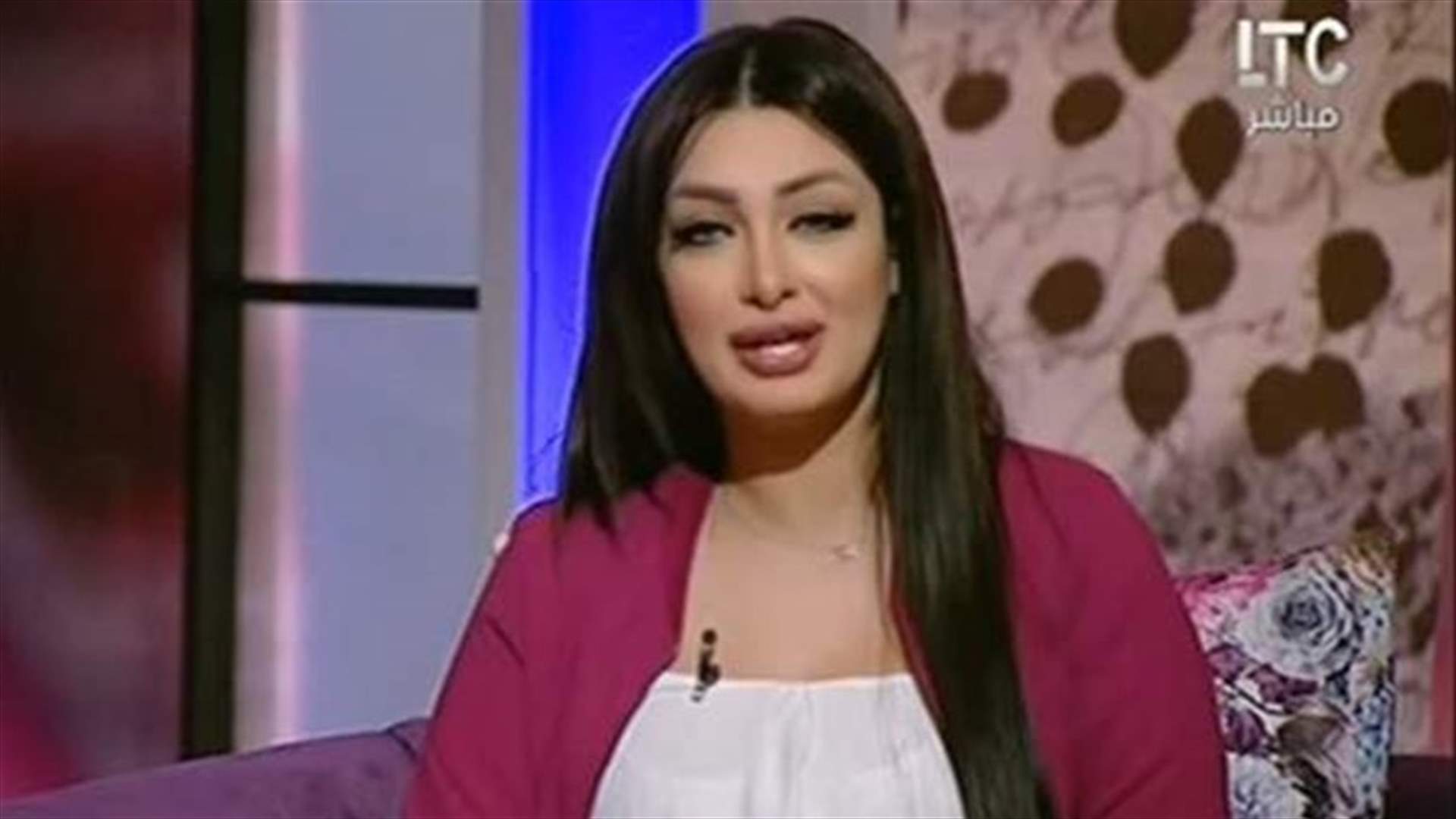 بالفيديو - زوج مذيعة عربية يفاجئها على الهواء ويطلقها!
