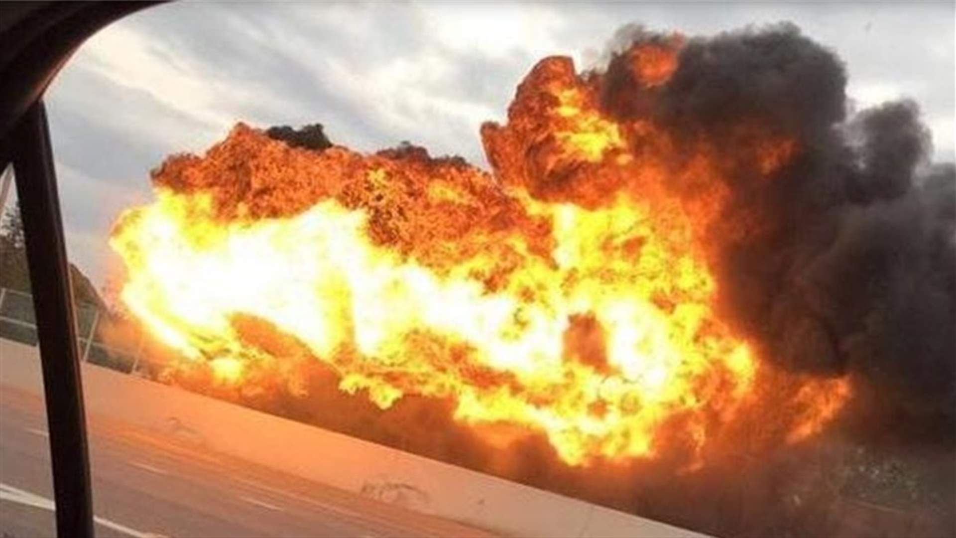 بالفيديو - حادث سير مروع يؤدي الى انفجار كبير