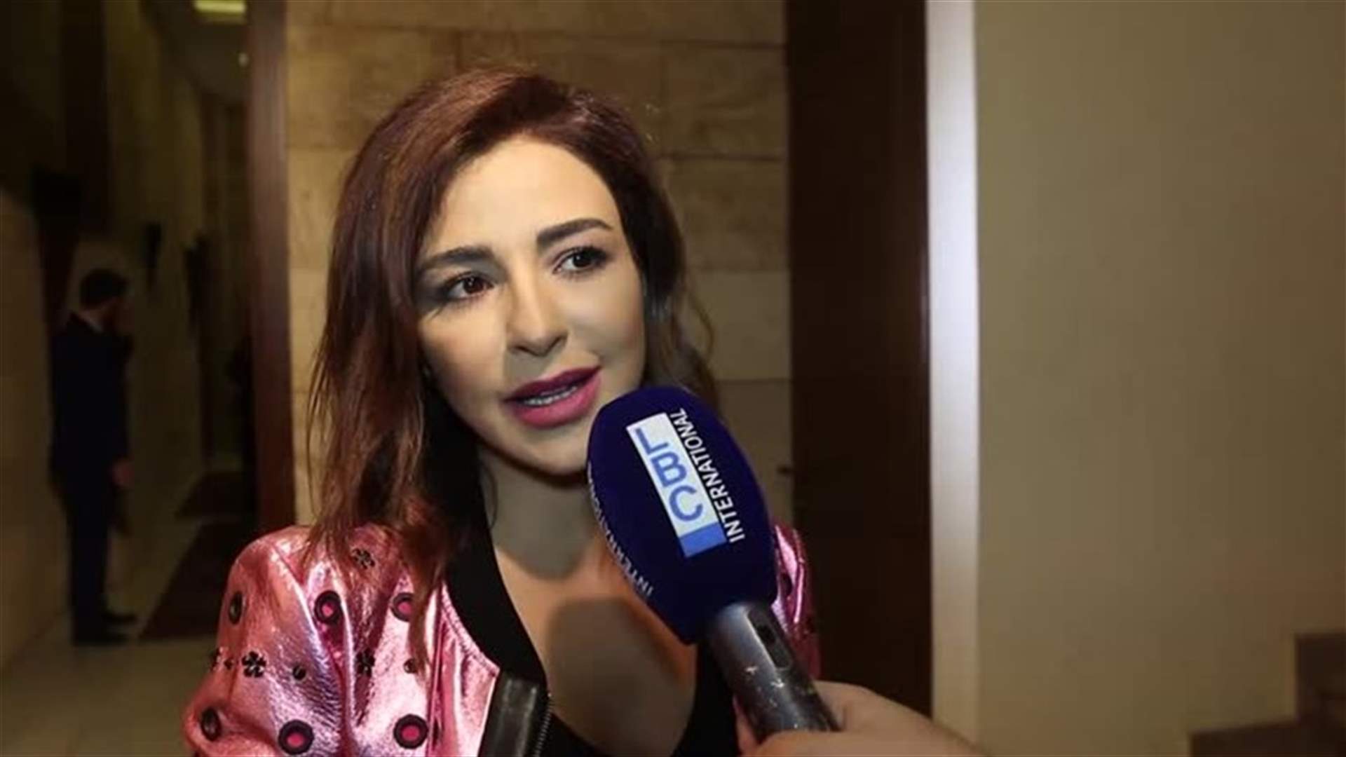 خاص بالفيديو: ماغي بو غصن تكشف كلمات تتر "كراميل" بصوت نوال الزغبي