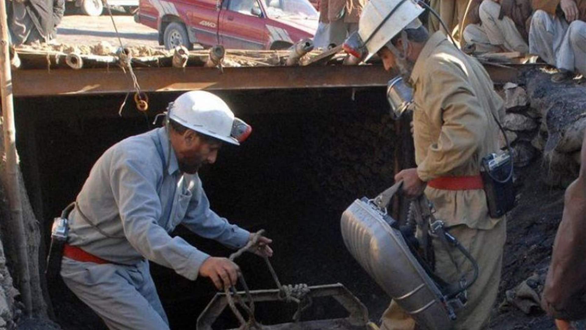 انفجار يحاصر أكثر من 50 من عمال المناجم في إيران