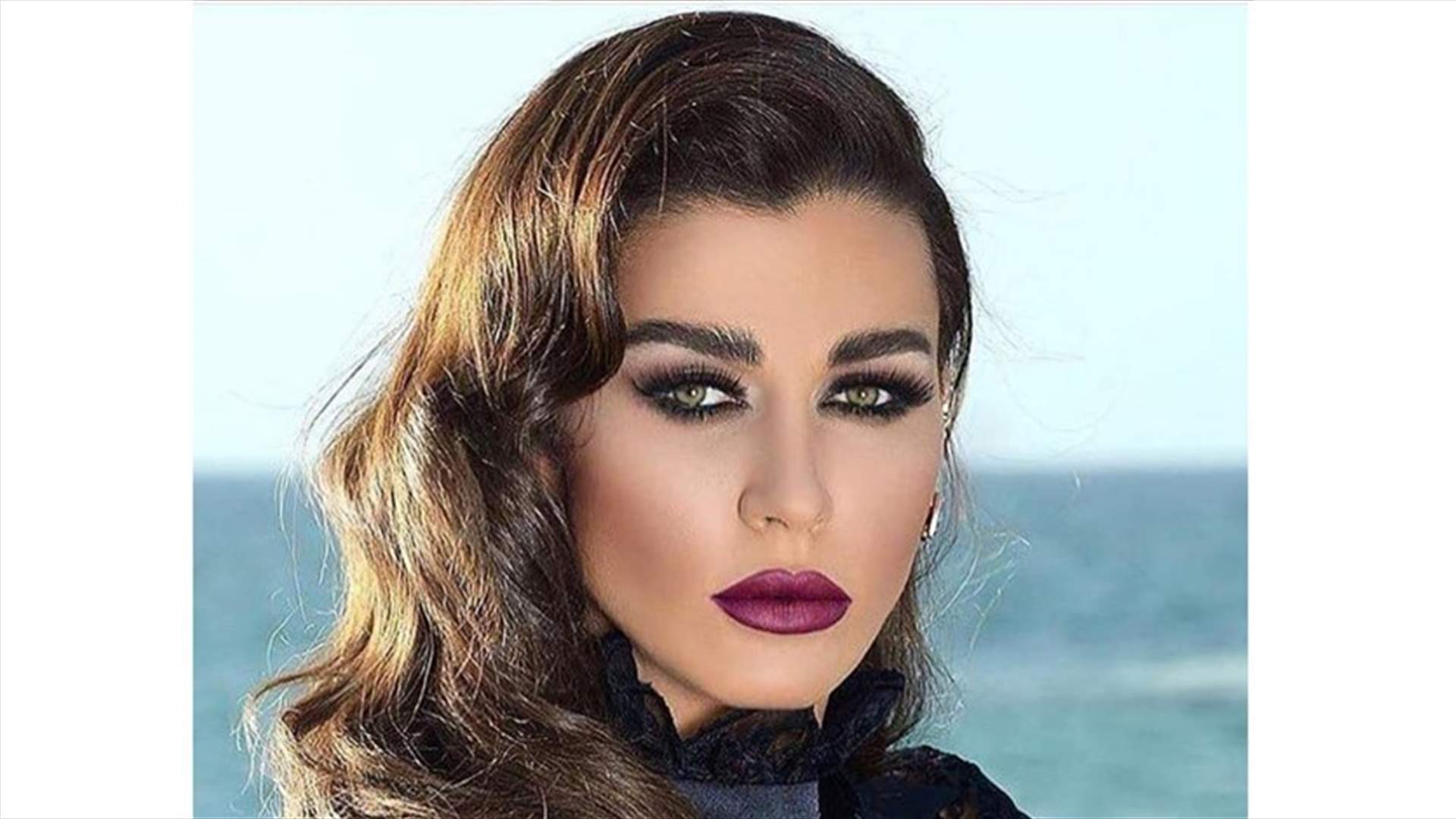 بالصور: نادين الراسي تكشف عن إصابتها بصورتين إلى جانب البحر