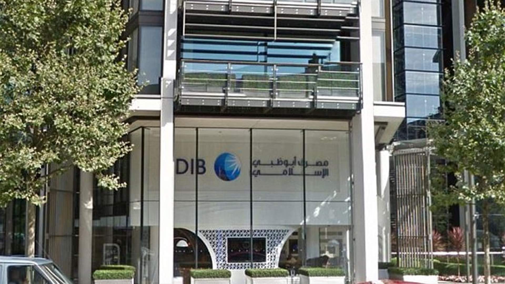 أجبرها مديرها على تلبية طلبات زبونها العربي الثري... وإلا الطرد!