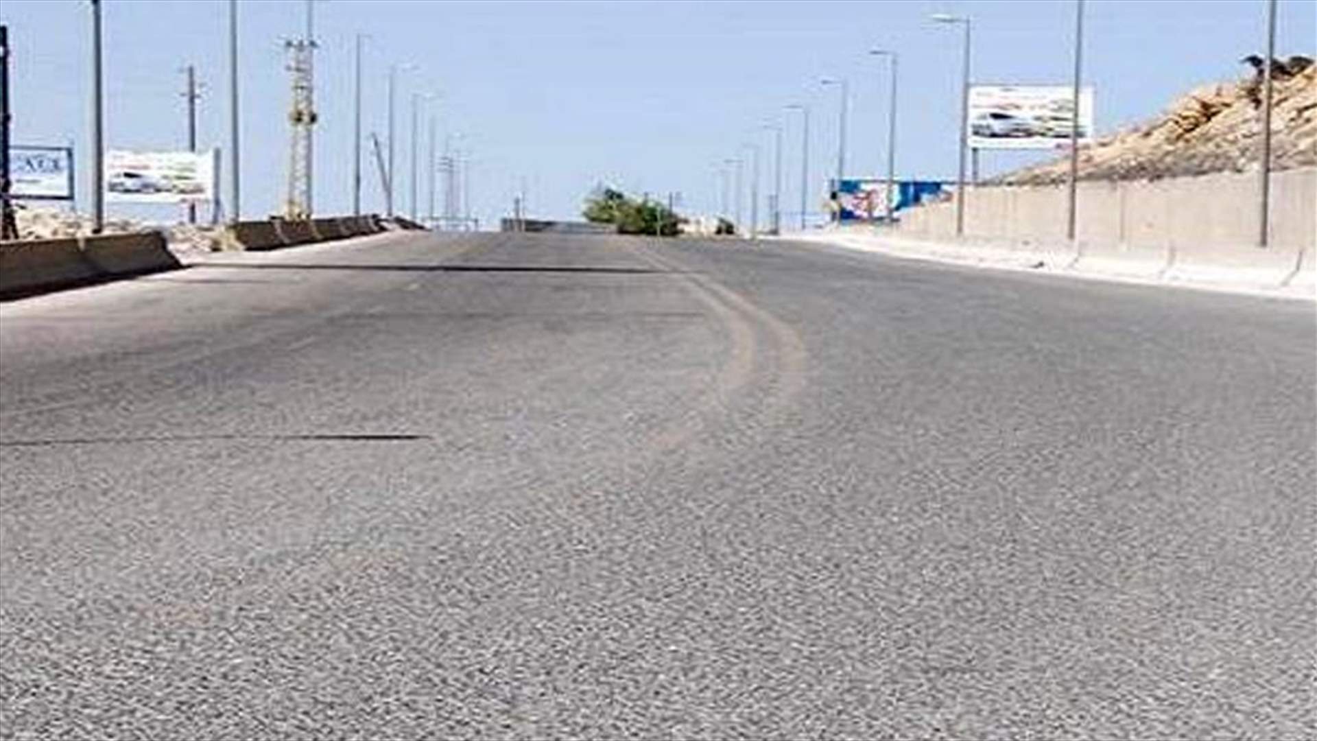 بالصورة - انقلاب شاحنة على الطريق العام الدولية