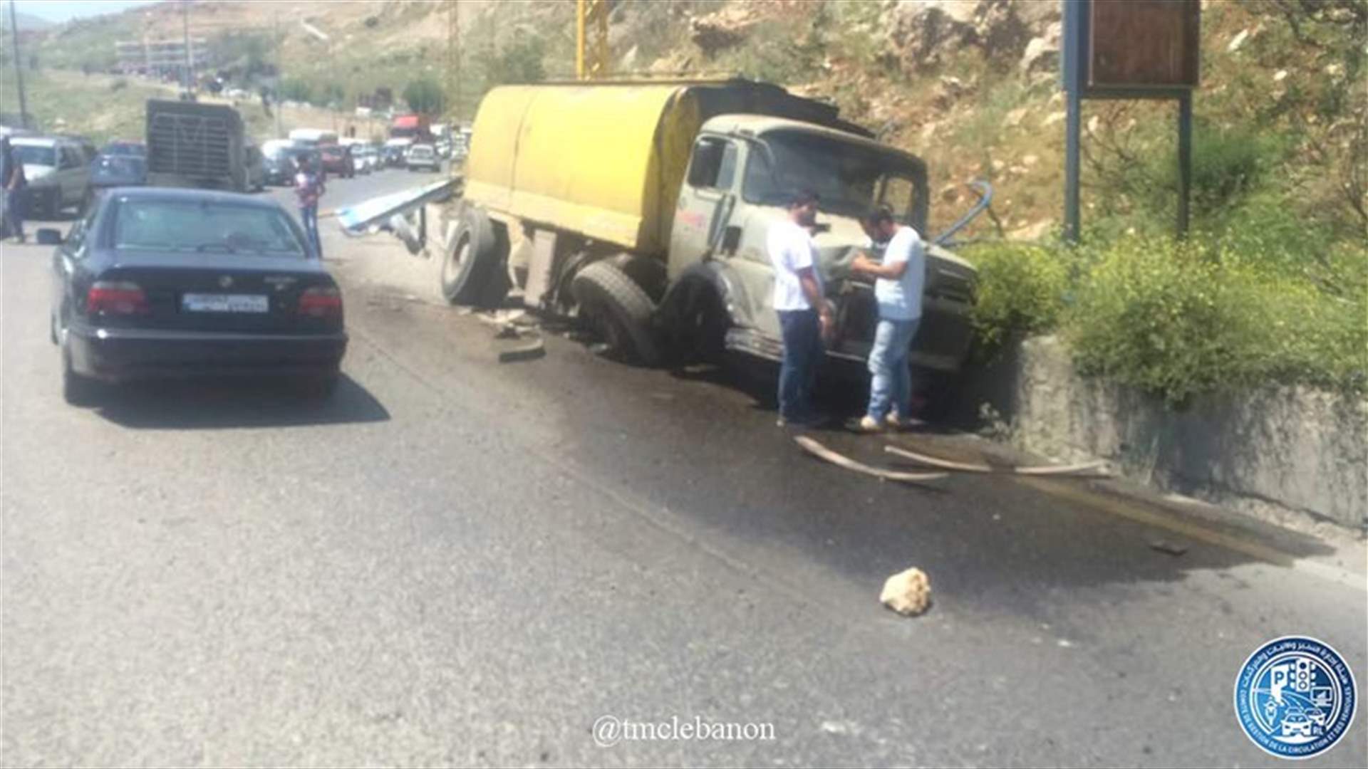 التحكم المروري: اصطدام صهريج بالحائط على طريق عام المريجات باتجاه ضهر البيدر وحركة المرور ناشطة