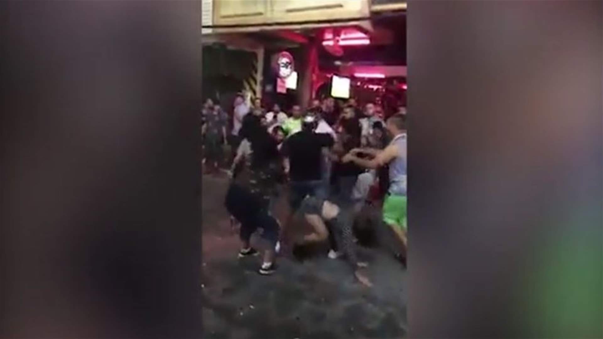 بالفيديو: شجار عنيف بين بائعات هوى ورجال أعمال... كيف انتهى؟