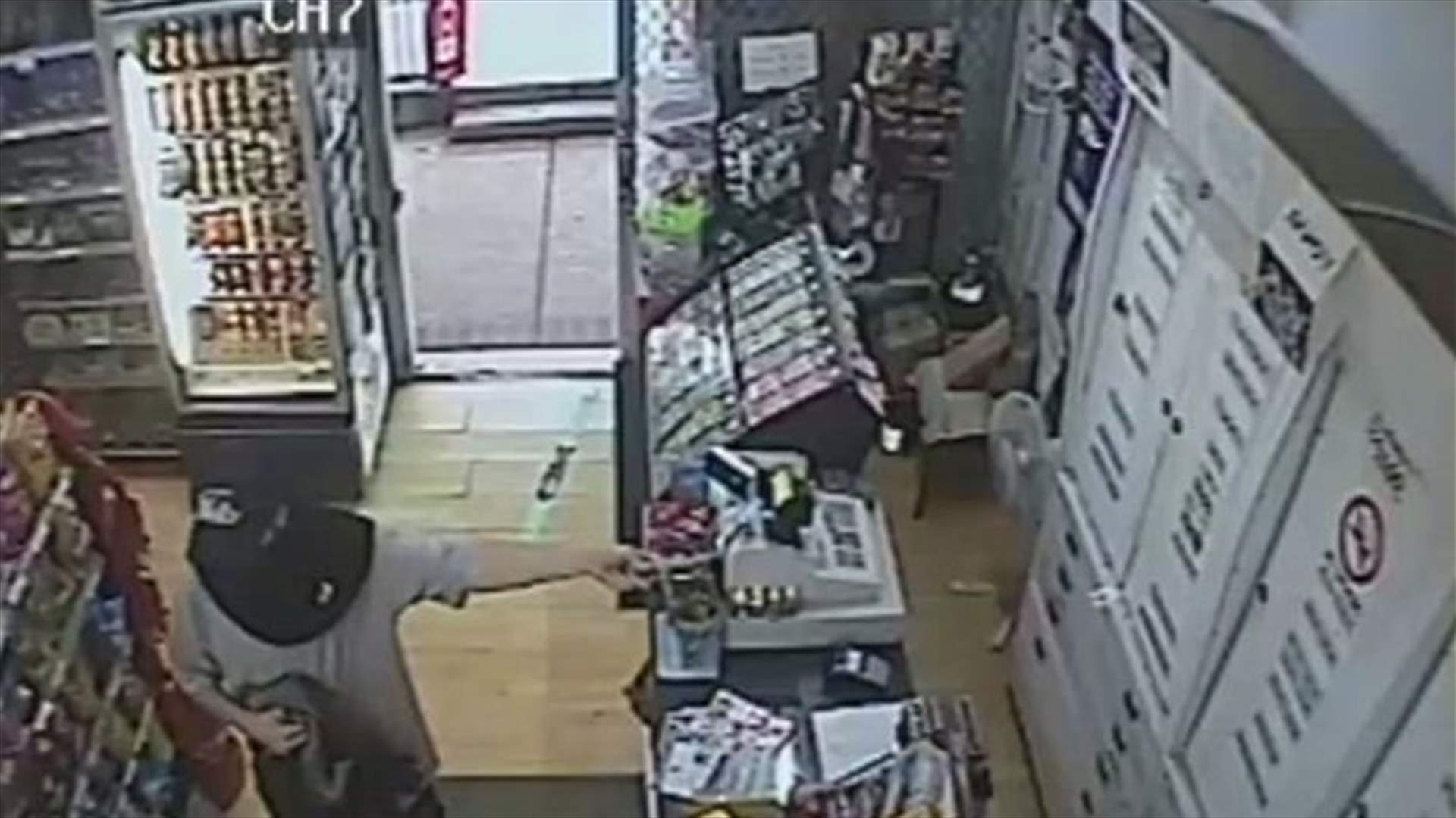 بالفيديو: حاول سرقة المتجر الخطأ... لم يتوقّع من أمينة الصندوق أن تتصدّى له!