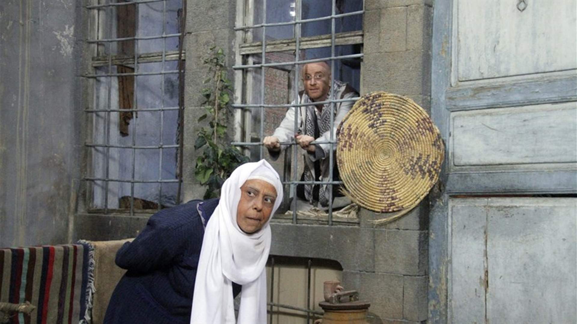 بالصور: "النمس" في ورطة... وجدته تزور الحارة