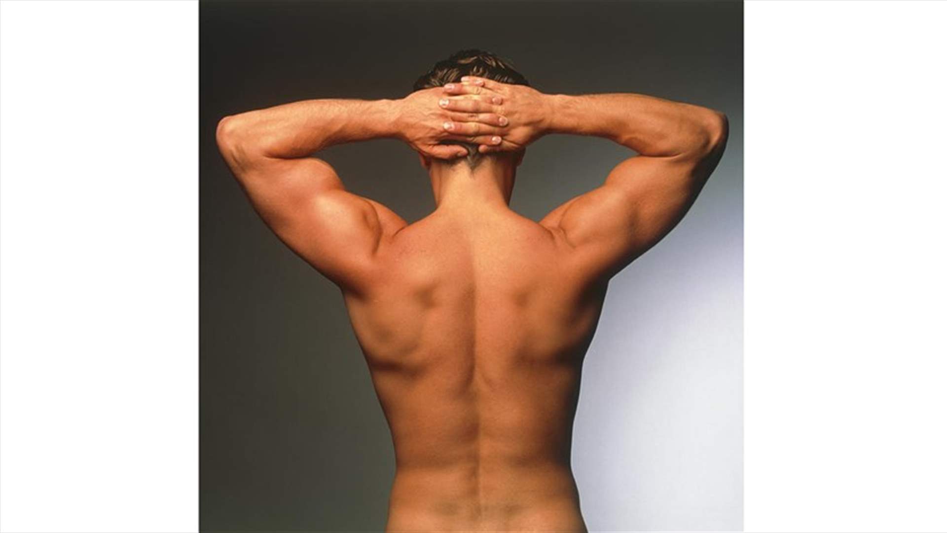 بالصور: رجل عارٍ تماماً في الشارع... والسبب إنساني!