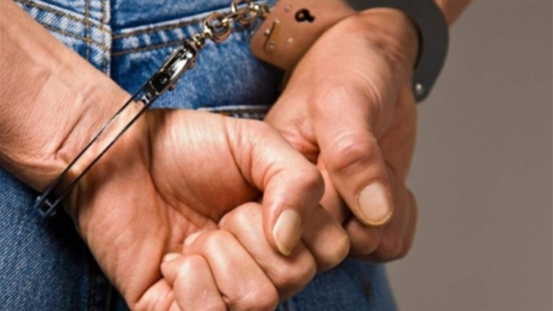 قاصر يدخل المساجد ويسرق صناديق التبرعات...