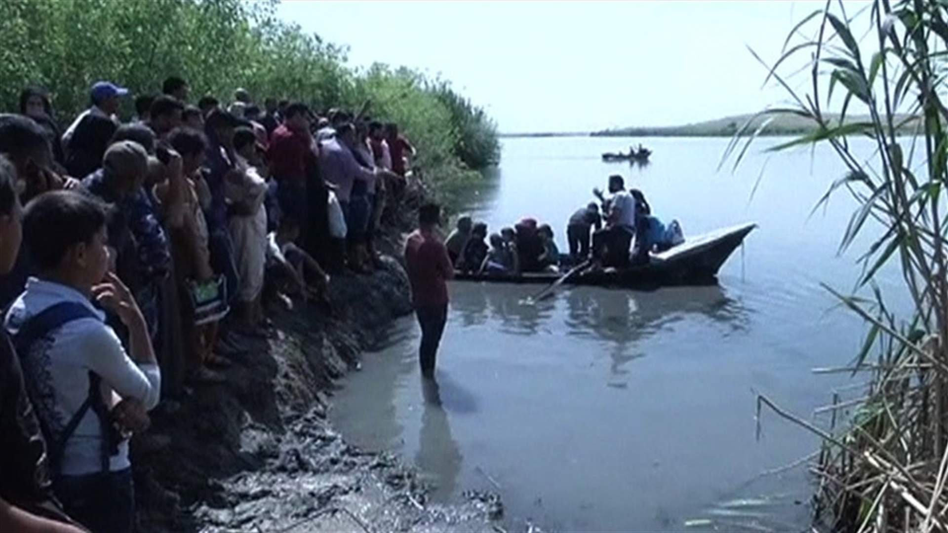 Flooding forces Mosul residents to flee war in rickety boats