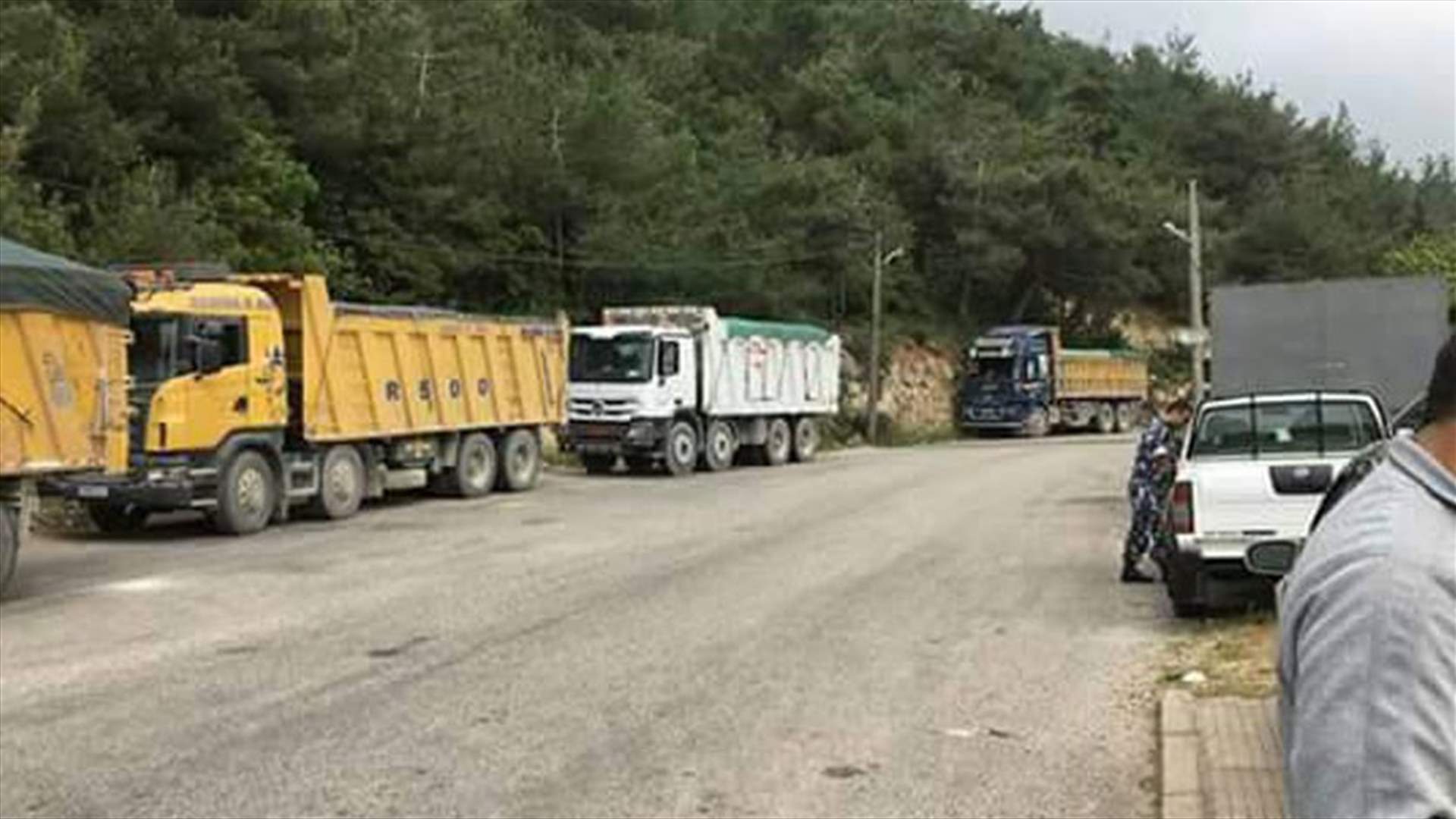 سائقو الشاحنات المحتجزة في القبيات: سنقطع الطريق في حال عدم انهاء معاناتنا في الصباح