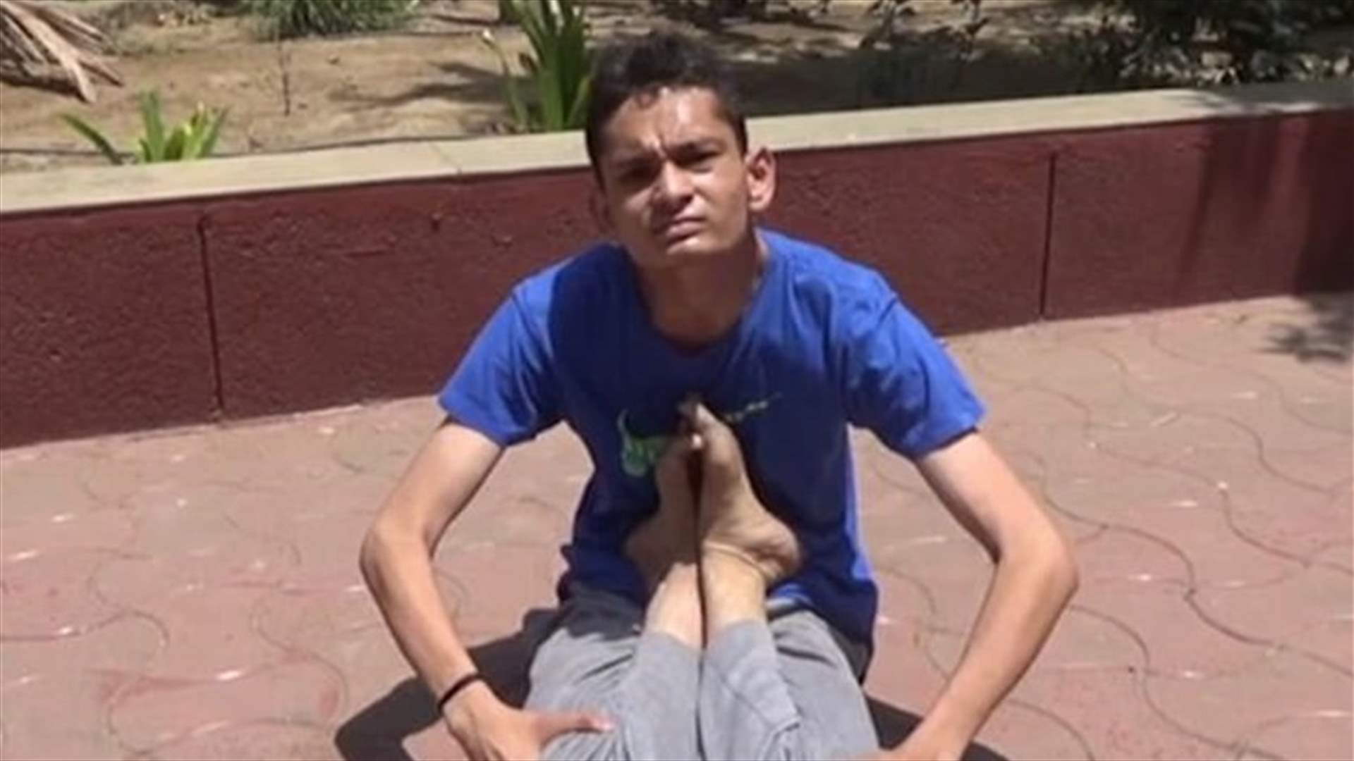 بالفيديو: الرجل المطاطي الخارق يلف رأسه 180 درجة!