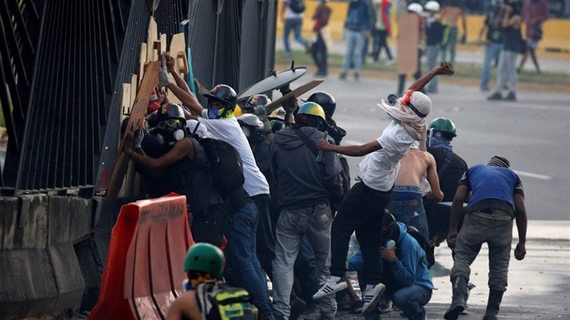 الشرطة الفنزويلية تمنع المعارضين مجددا من الوصول الى وسط كراكاس