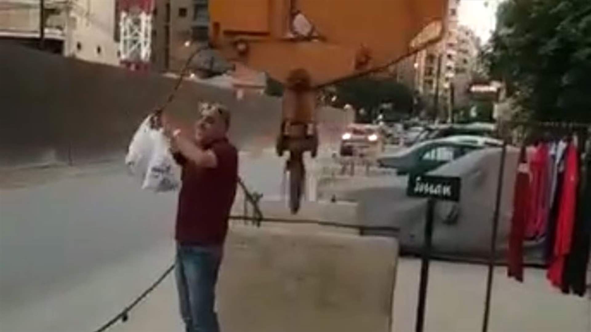 بالفيديو- طريقة "دليفيري" جديدة لورش البناء..."خبطوا على راسو او زمط"؟