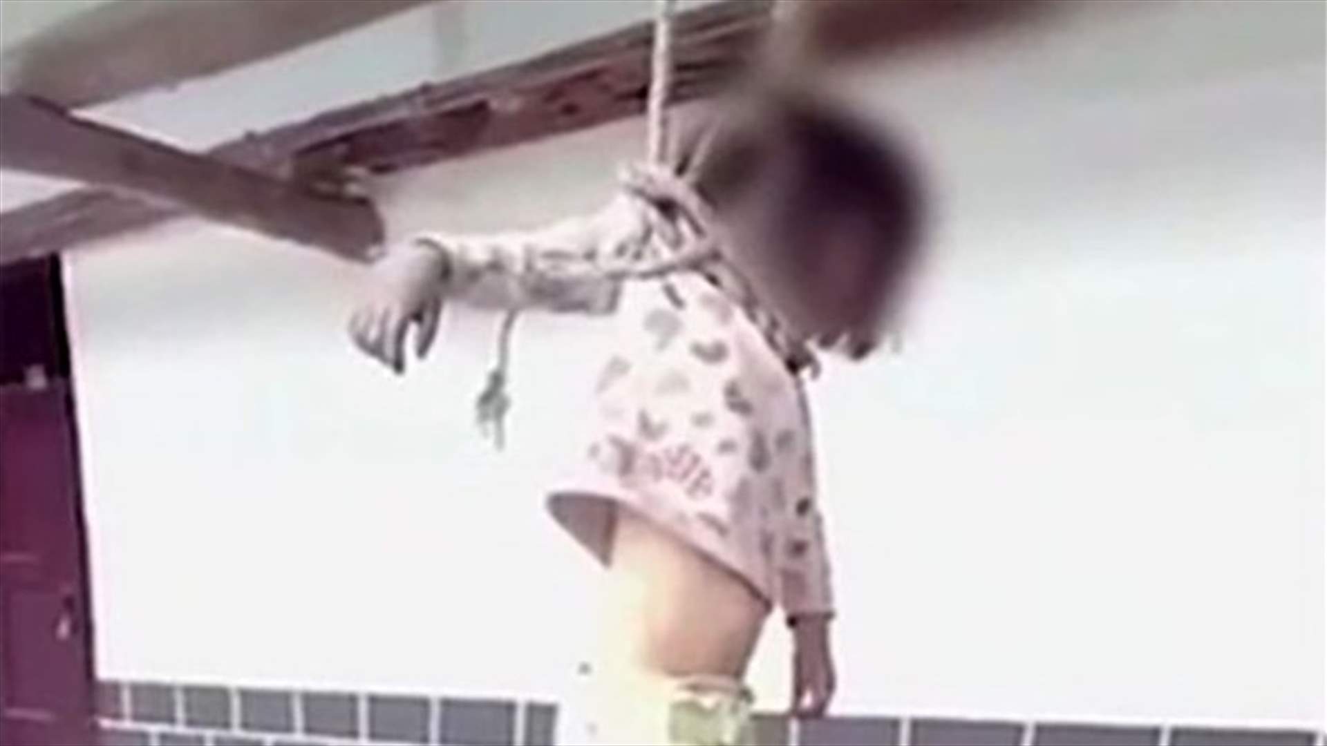 بالفيديو- علّق طفلته وضربها لأنّها مزقت أوراق طلاقه!