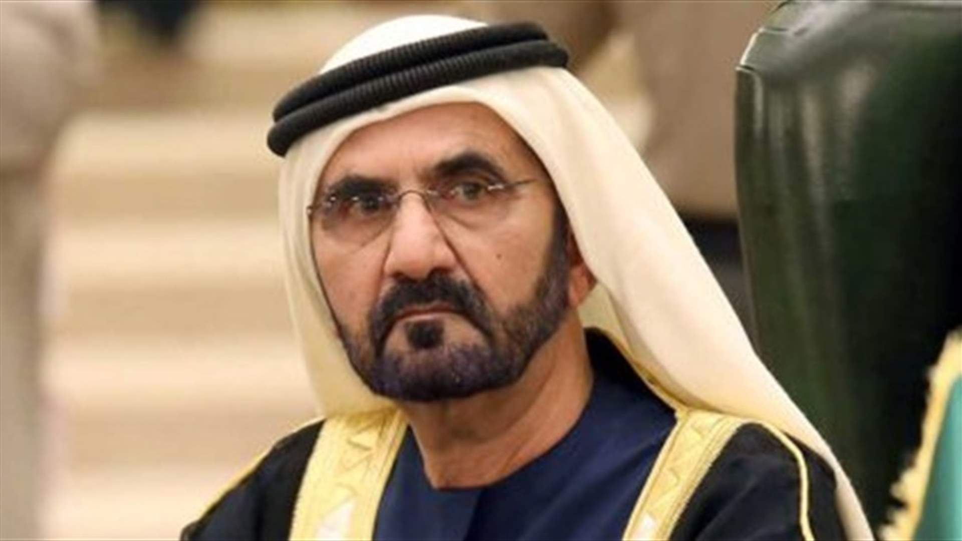 صورة نادرة لحاكم دبي في طفولته وهو يصافح شخصية سياسية