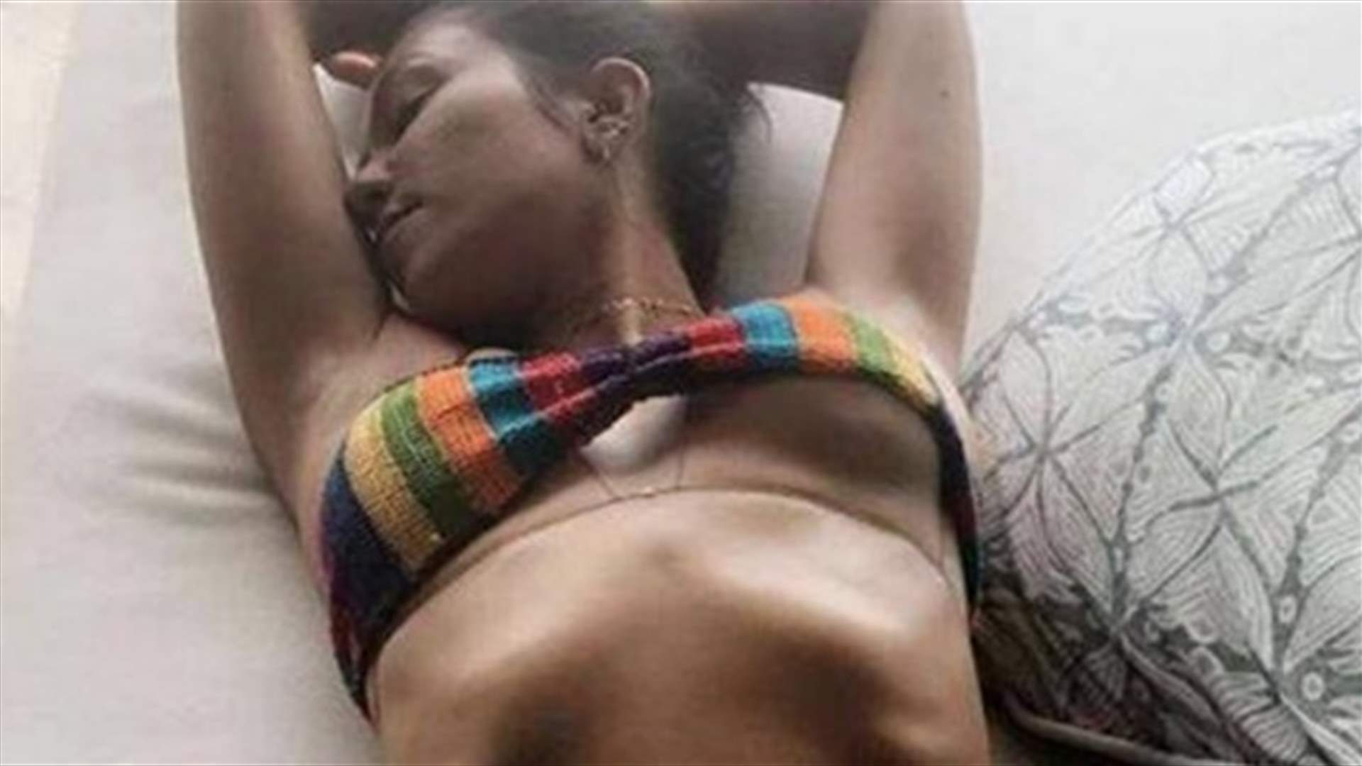 بالصور – وداعاً لموضة "الفخذين غير المتلاصقين"... إليكم الصيحة الجديدة التي تفوقها غرابة!