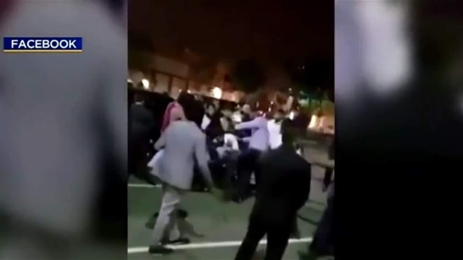 بالفيديو: عراك بين عشرات الرجال في حفل زفاف... كيف انتهى؟