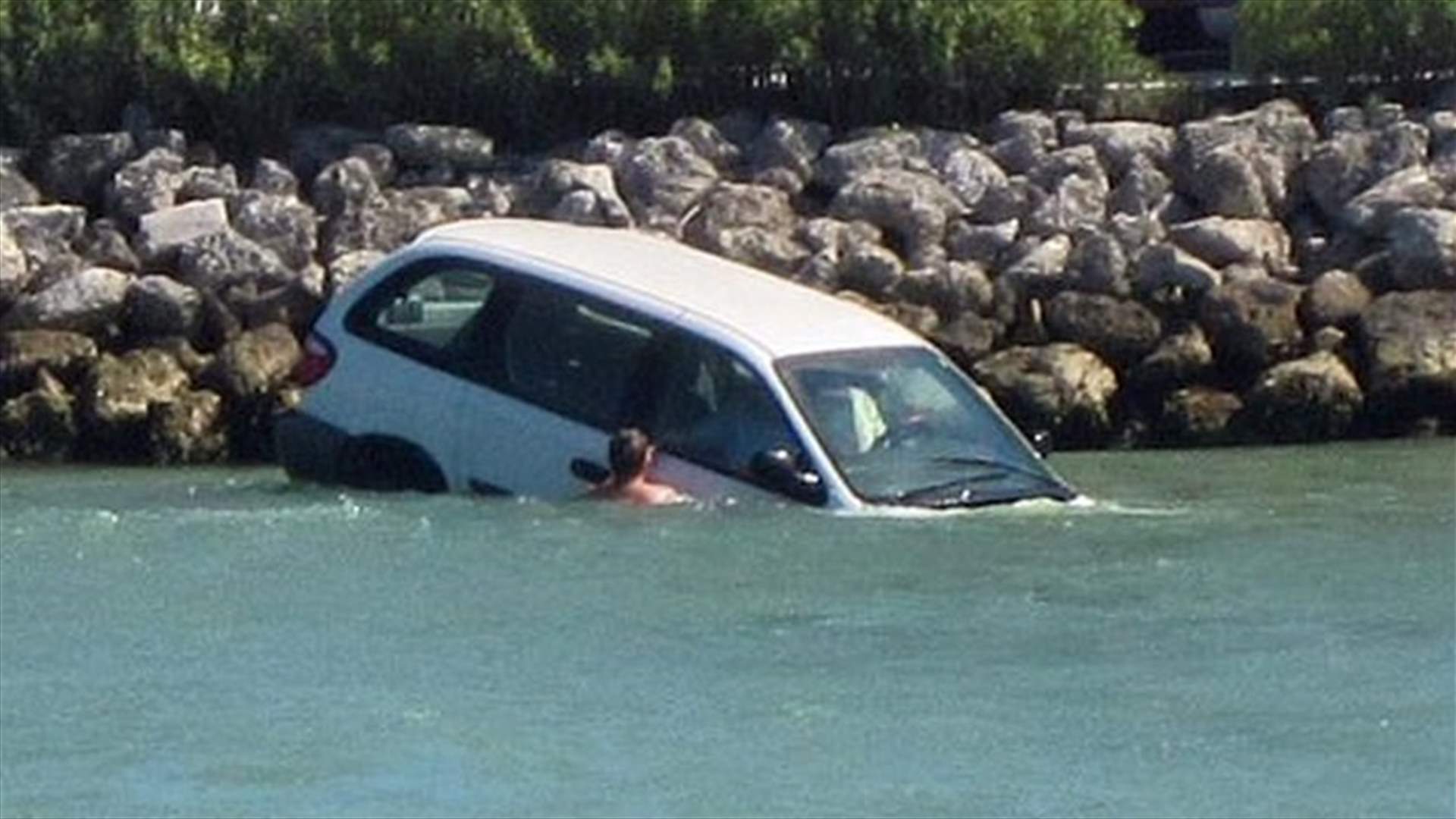 بالفيديو: الأب وابنته غرقا داخل سيّارتهما... إليكم تفاصيل الفاجعة!