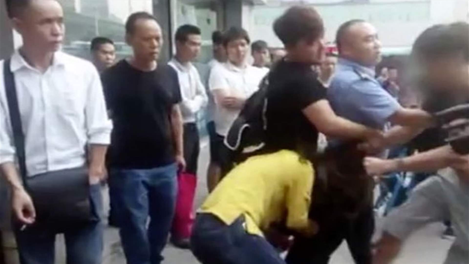 بالفيديو- ضربها أمام طفلهما وأمام أعين المارة...
