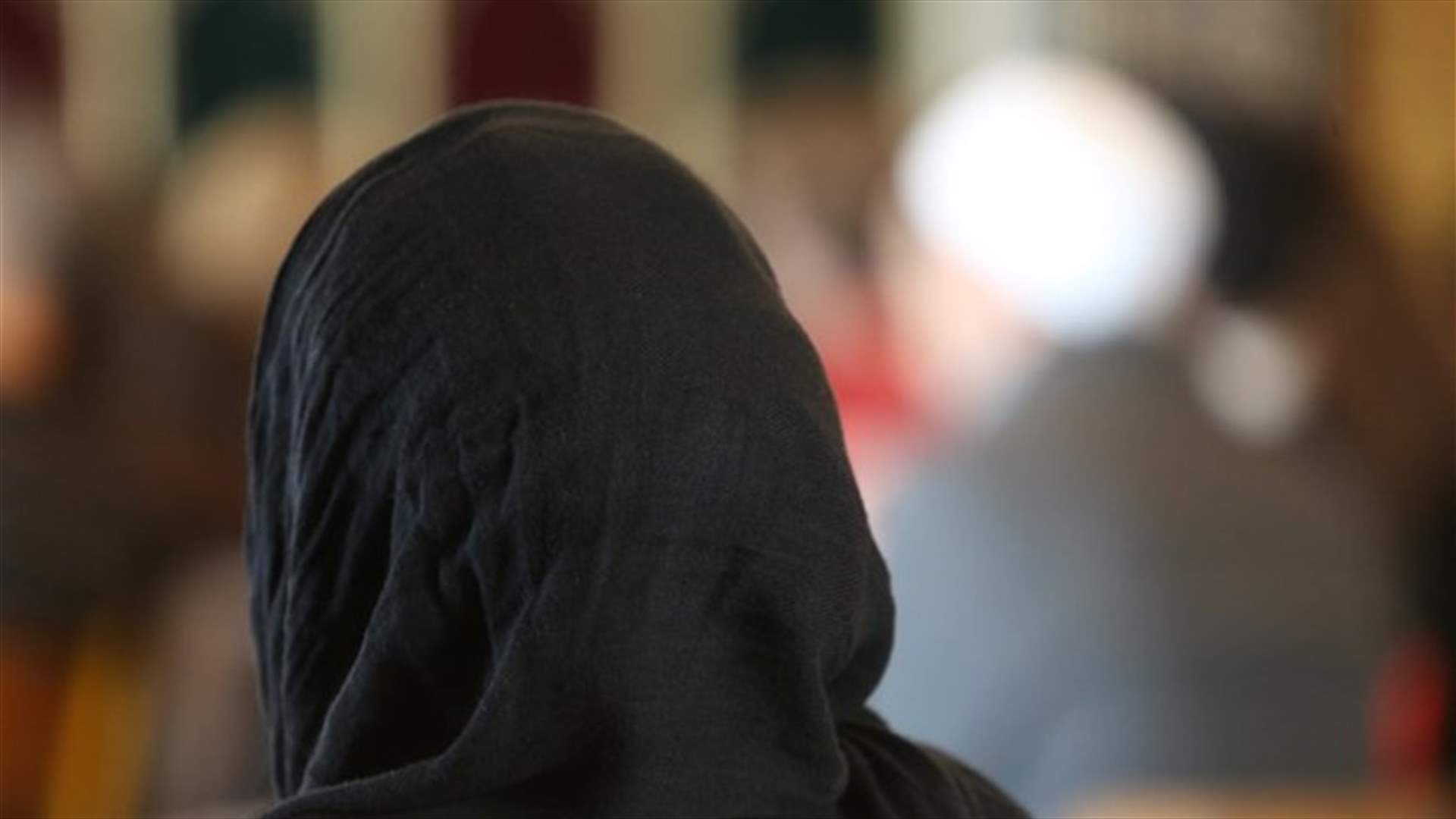 أستاذ خلع حجاب طفلة أمام التلاميذ... والسبب لا يُصدّق!